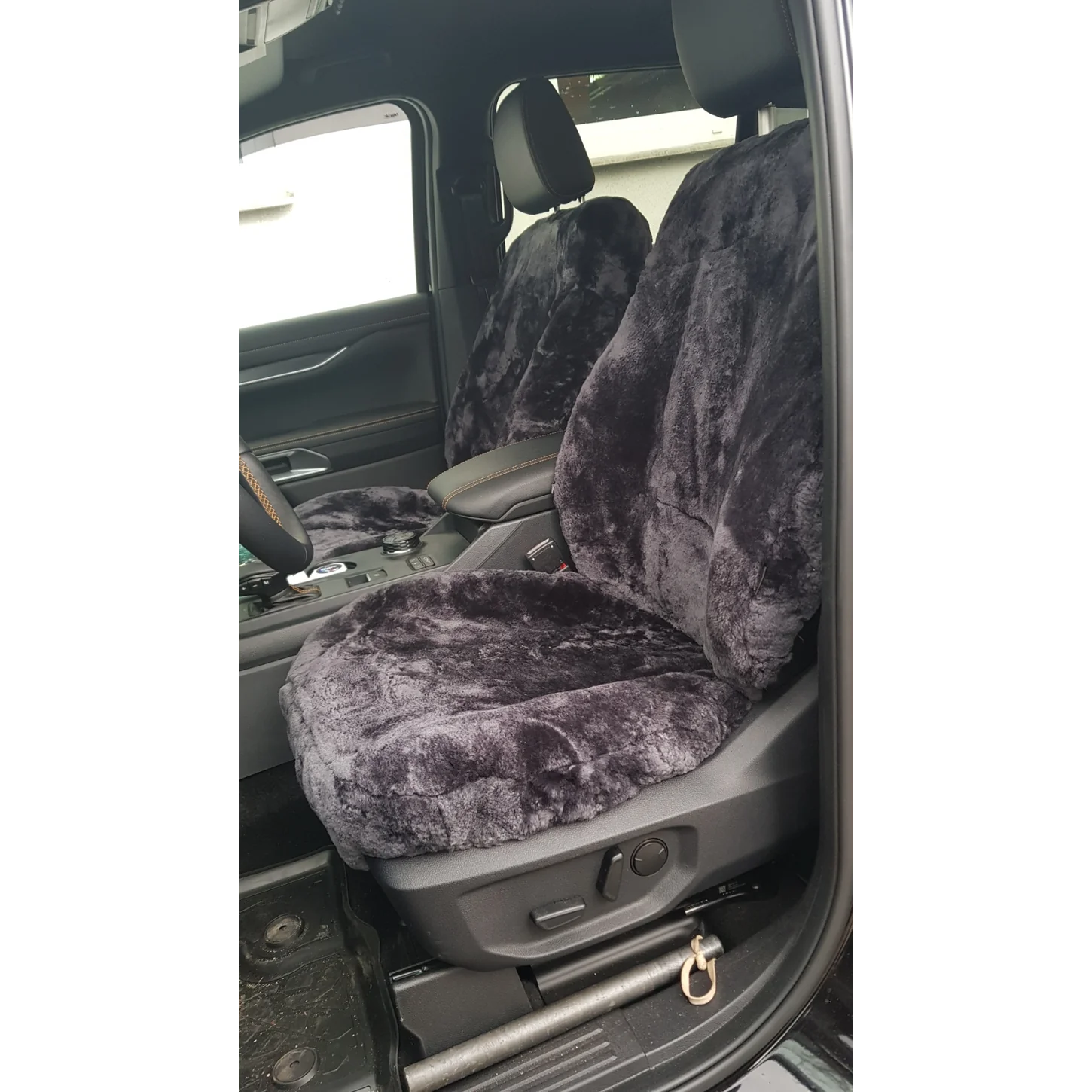 Autositzbezug aus Lammfell für Ford Ranger Wildtrak (ab 2024) in Farbe Anthrazit auf dem Fahrersitz in Seitenansicht