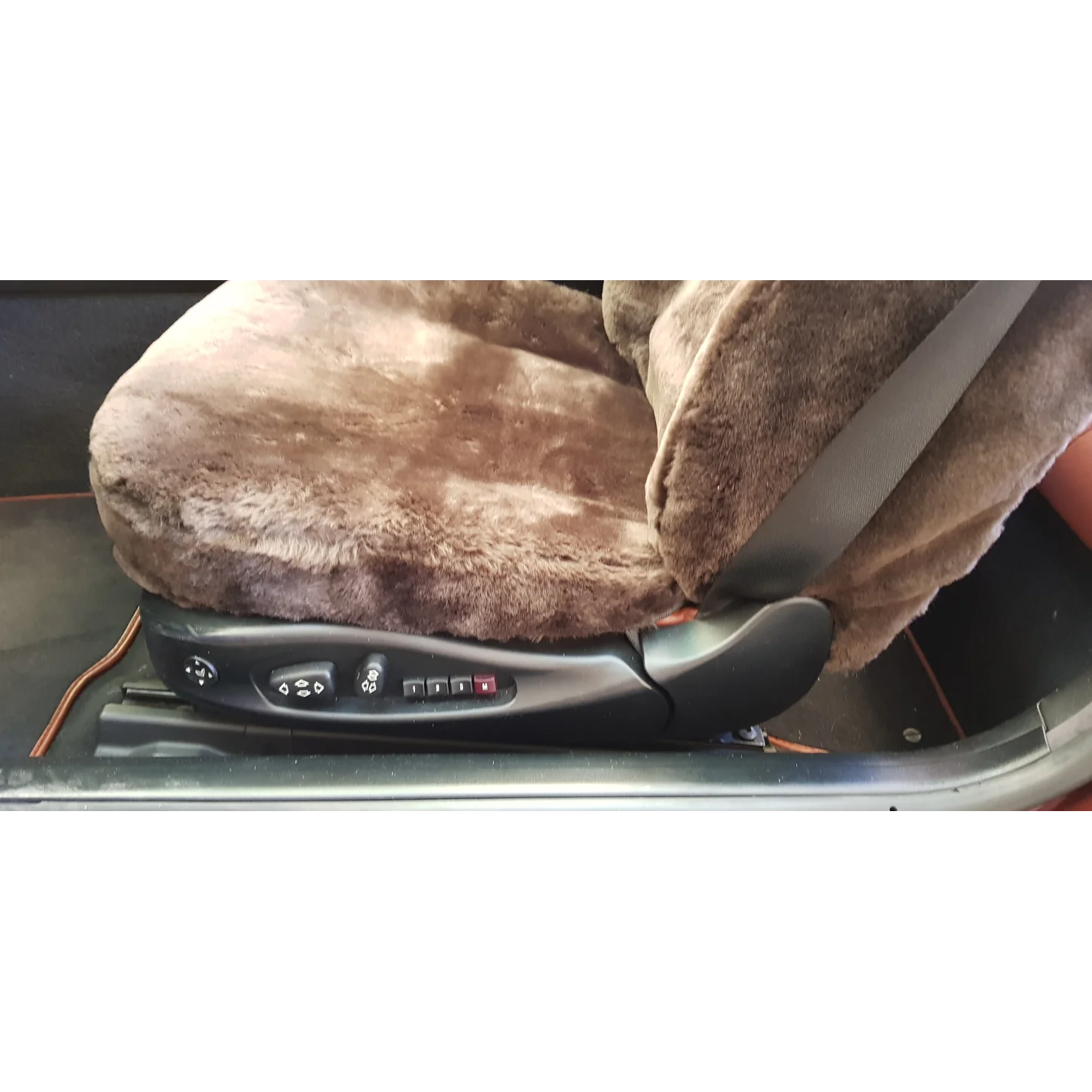 Detailansicht der mit Lammfell in Farbe Mocca bezogenen Sitzfläche im BMW E46 Cabrio