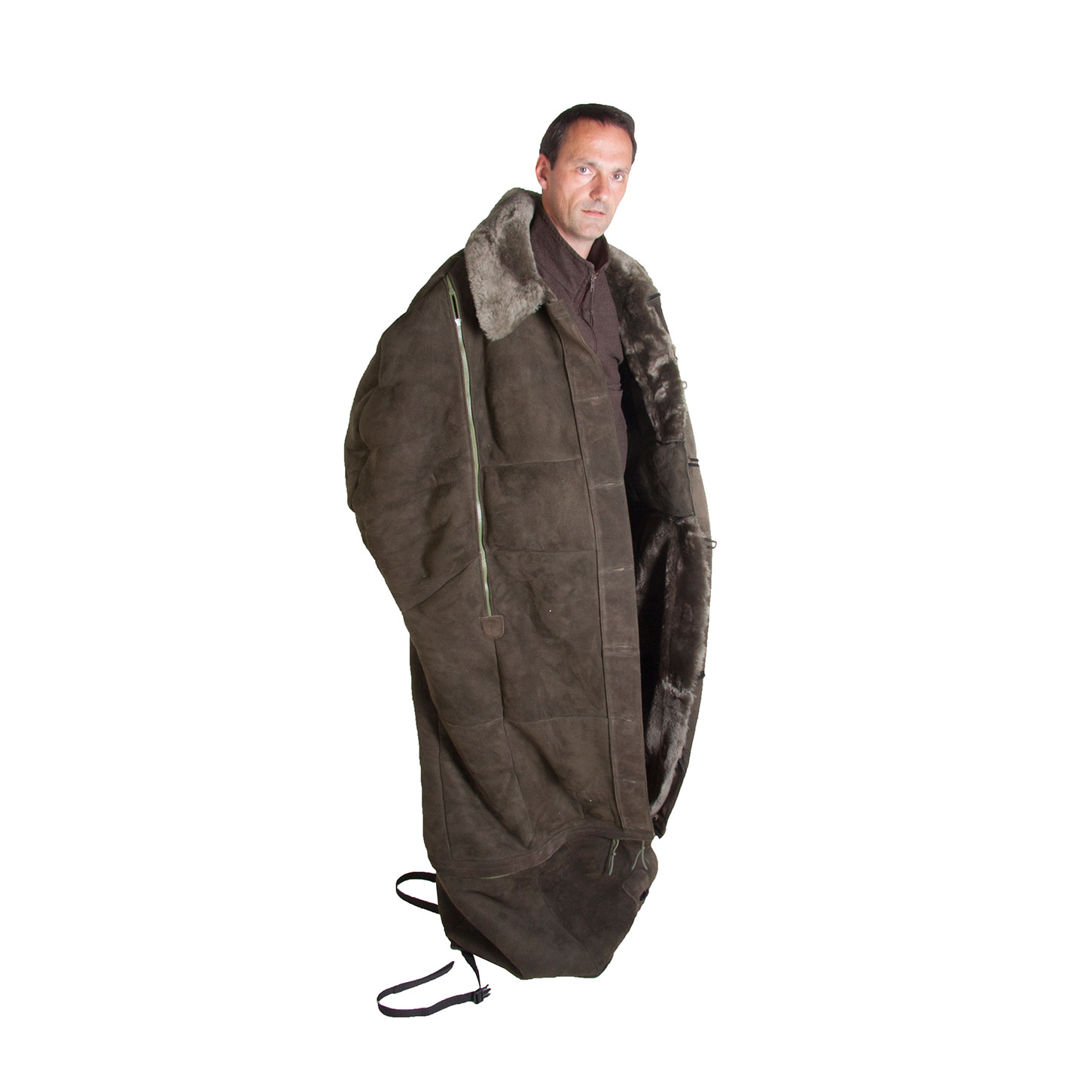 Stehendes Model trägt Überwurf aus echtem Lammfell. Der Fußsack ist angezippt und hängt bis zum Boden herunter. Das Model steht mit den Füßen im Fußsack, die Schultern sind bedeckt. Seitenansicht.