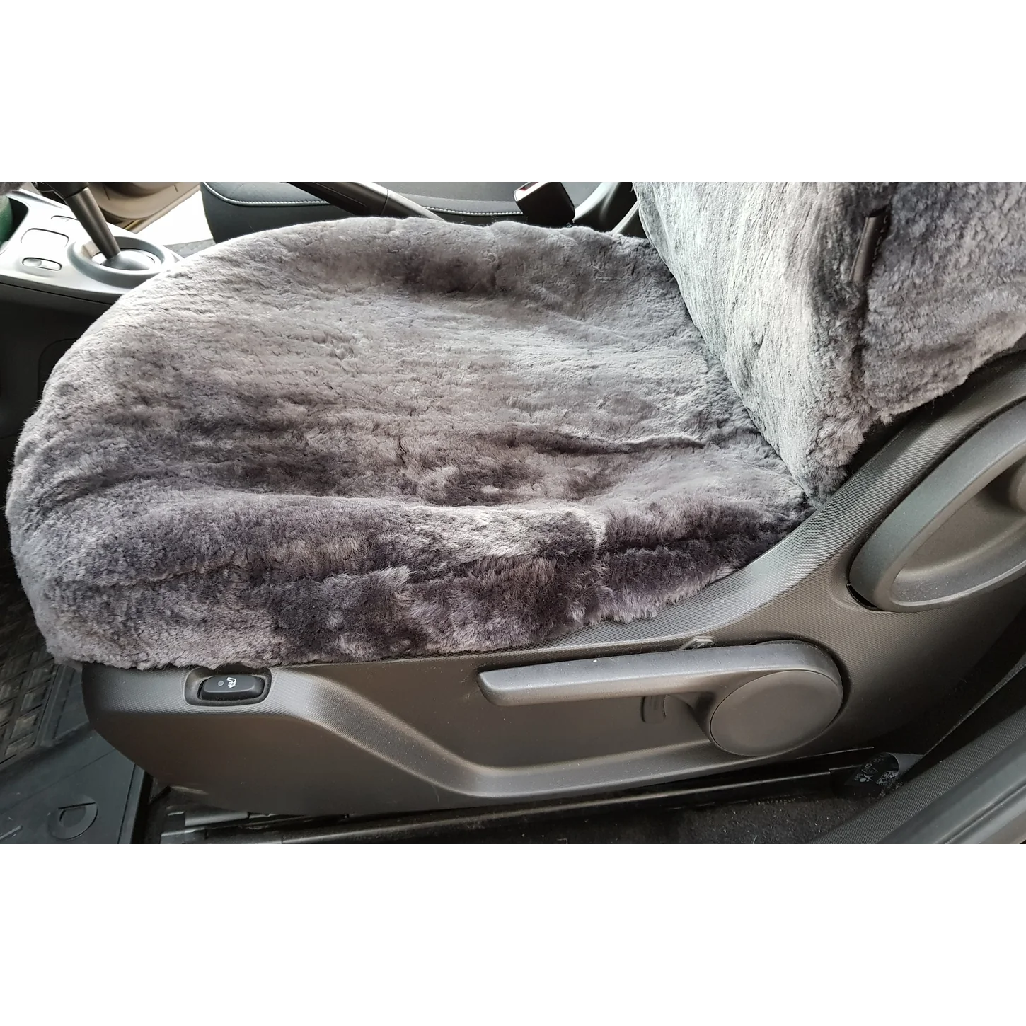 Detailansicht der mit Lammfell in Farbe Anthrazit maßgefertigt bezogenen Sitzfläche im Smart ForTwo C453 / A453