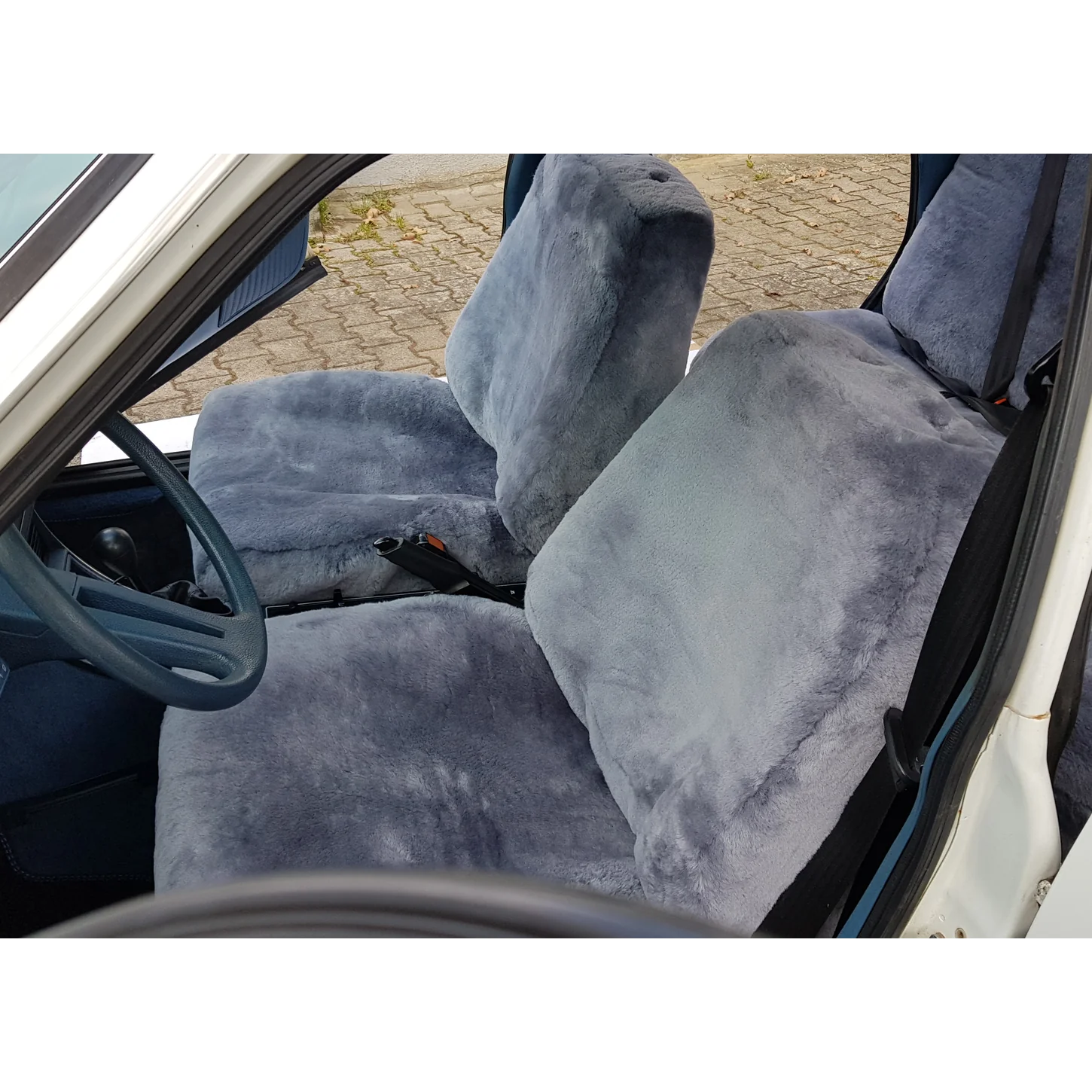 Maßgefertigte Autositzbezüge aus Lammfell für Fahrer- und Beifahrersitz des Citroen CX in Farbe Silber