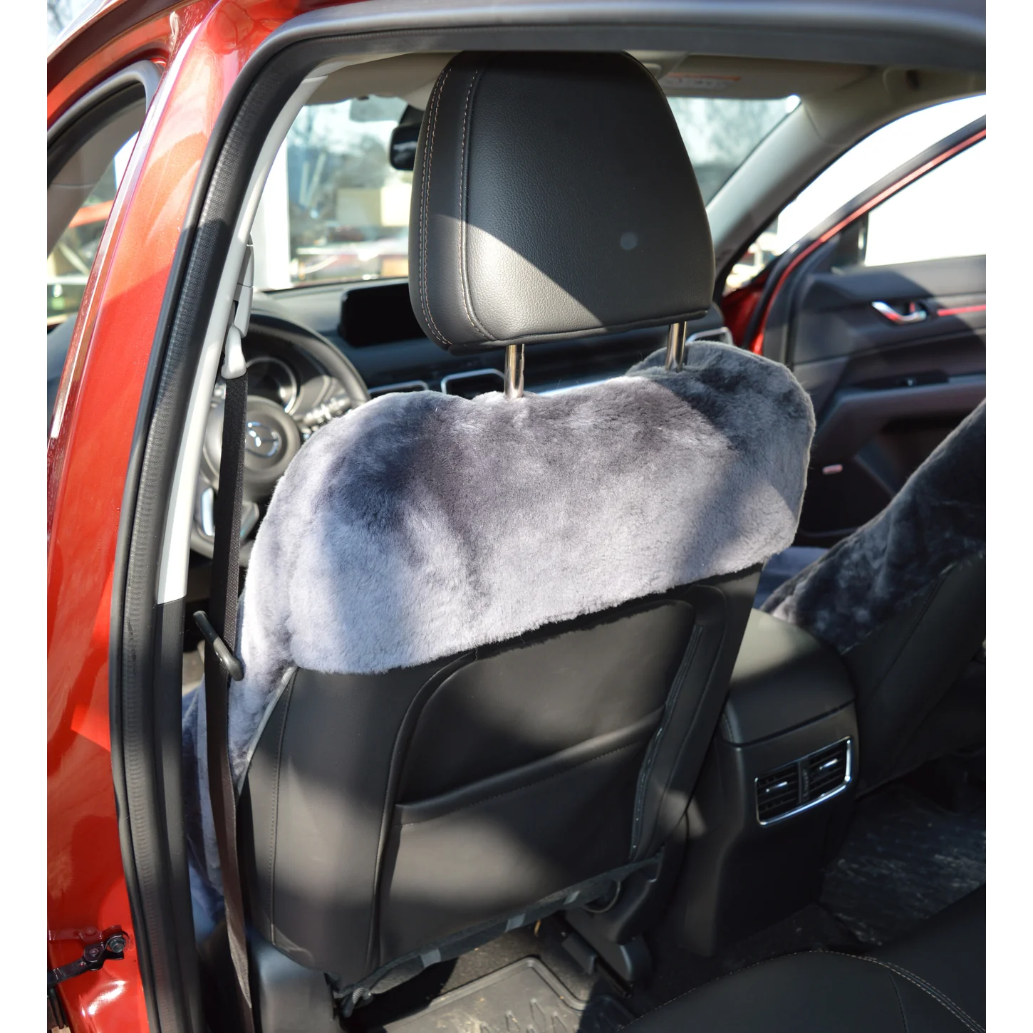 Maßgefertigter Autositzbezug aus Lammfell für Mazda CX-5 KF in Farbe Anthrazit, Rückansicht