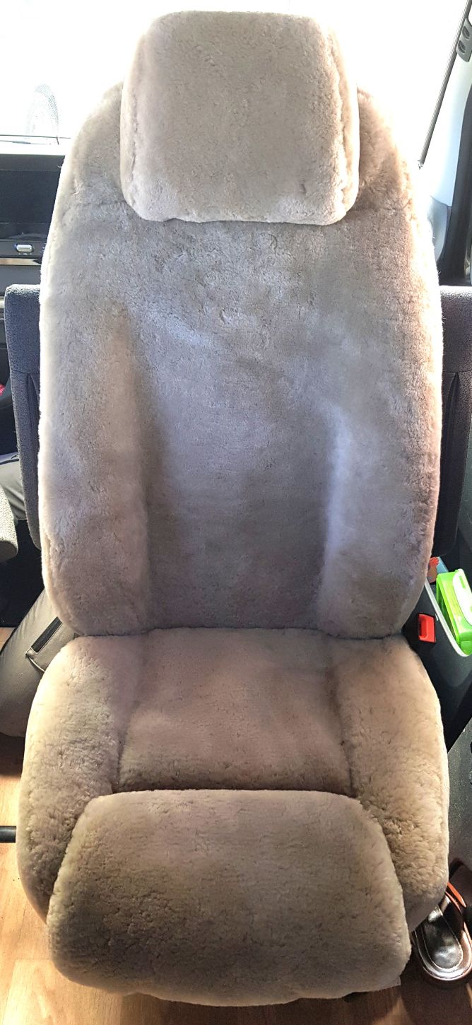 Maßgefertigter Autositzbezug aus Lammfell für die Hymer B-Klasse mit ausziehbarer Oberschenkelauflage in Farbe Sand