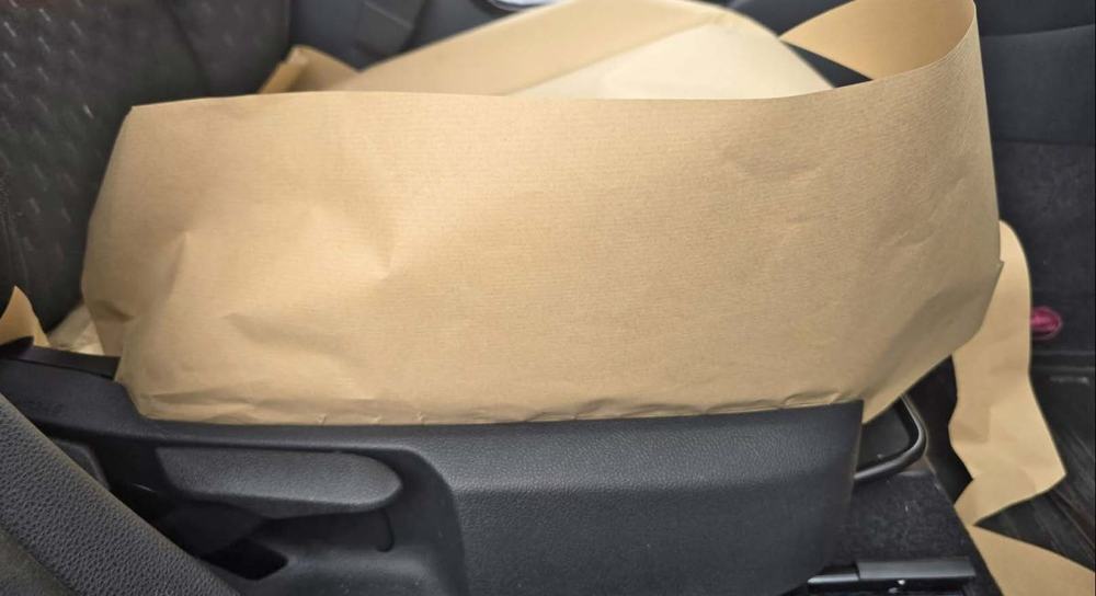 Maßbezug: Die Form der Sitzfläche wird grob mit Papier abgenommen