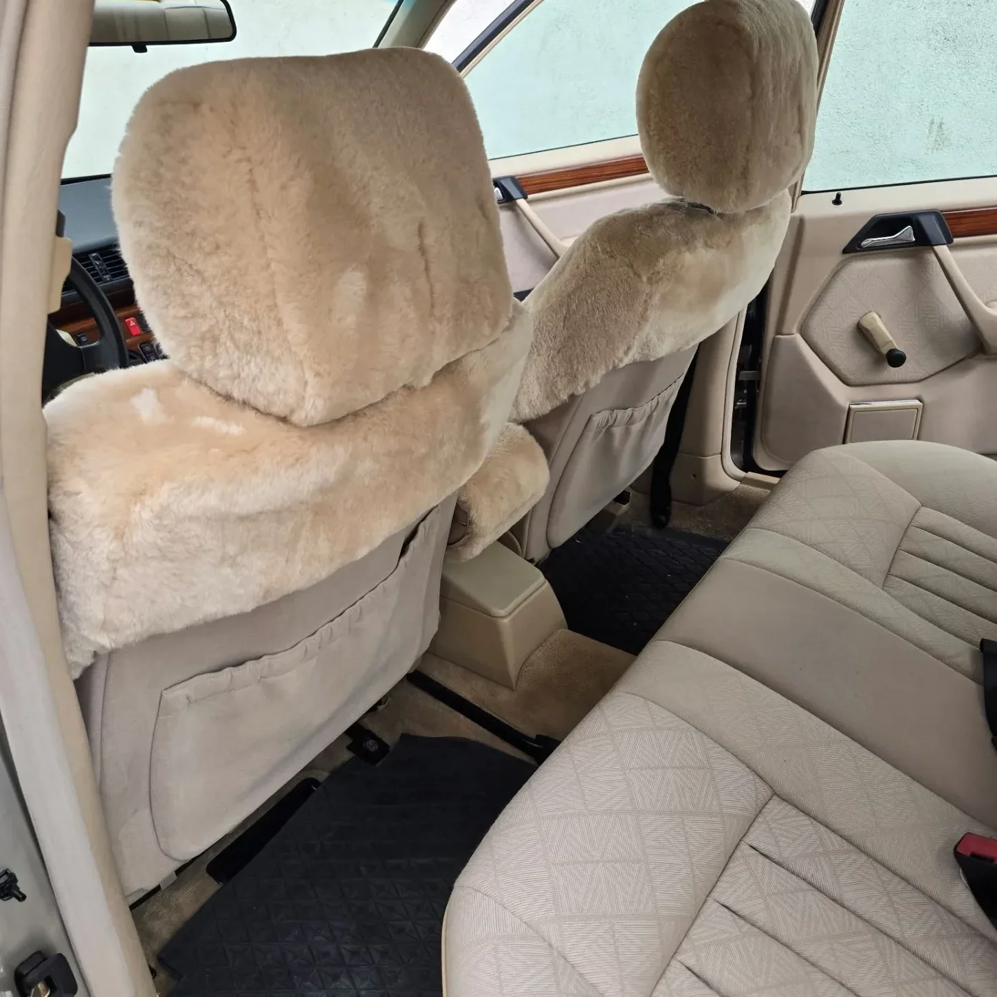 Autositzbezug aus Lammfell für Mercedes W124 in Farbe Camel mit bezogenen Kopfstützen, Rückansicht