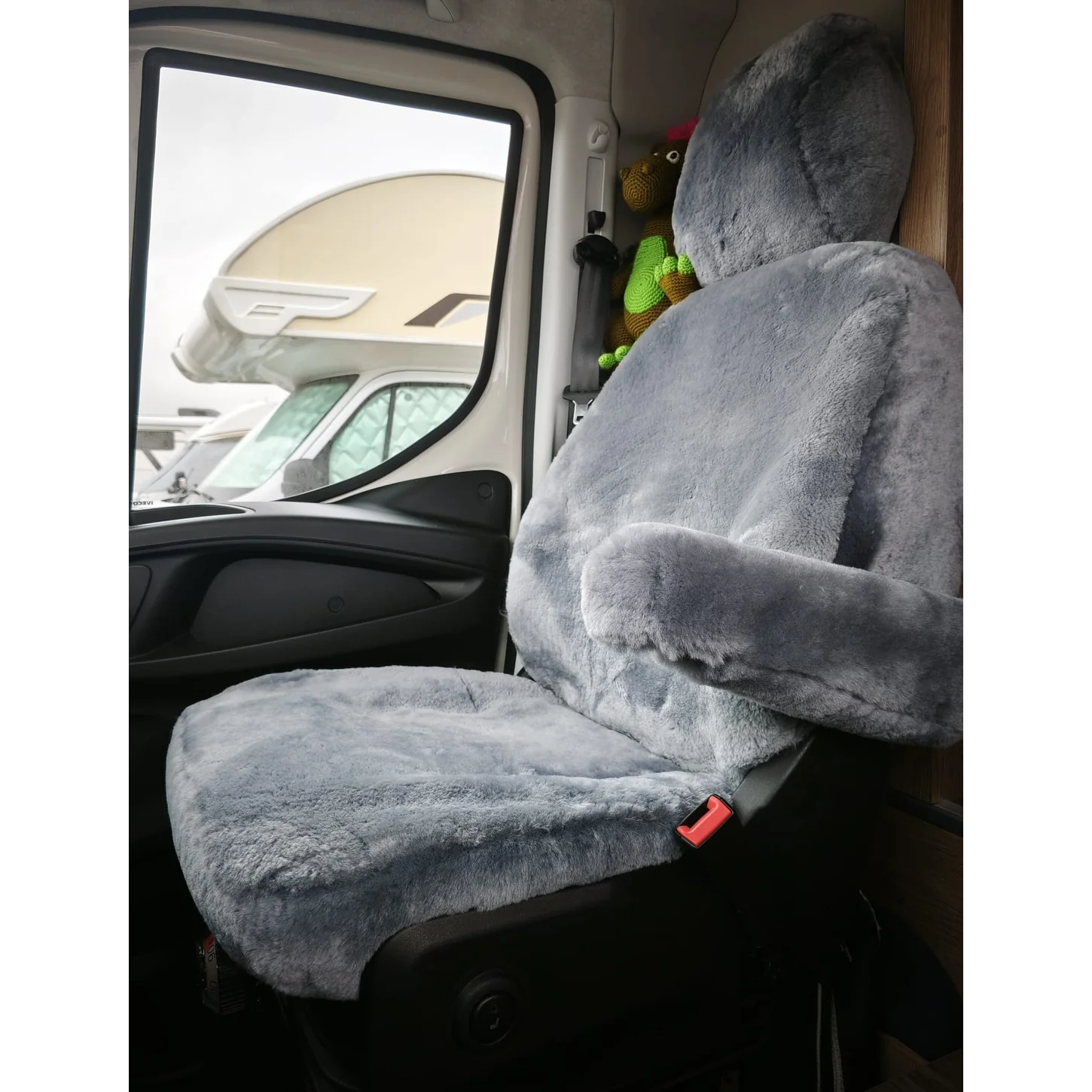 Maßgefertigter Autositzbezug aus Lammfell für Iveco Daily VII in Farbe Silber auf dem Beifahrersitz mit separater Kopfstütze und Armlehne, Vorderansicht