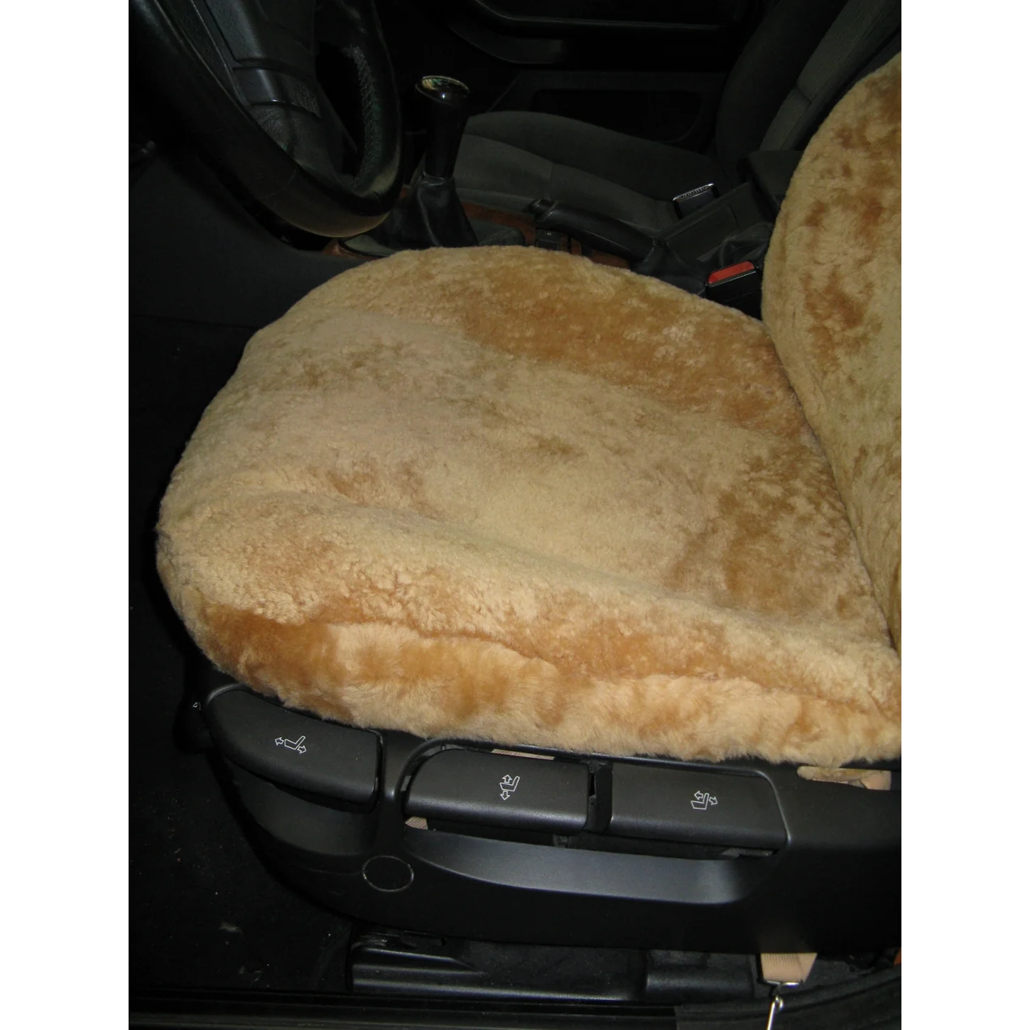 Detailansicht der mit Lammfell in Farbe Camel bezogenen Sitzfläche im BMW E39