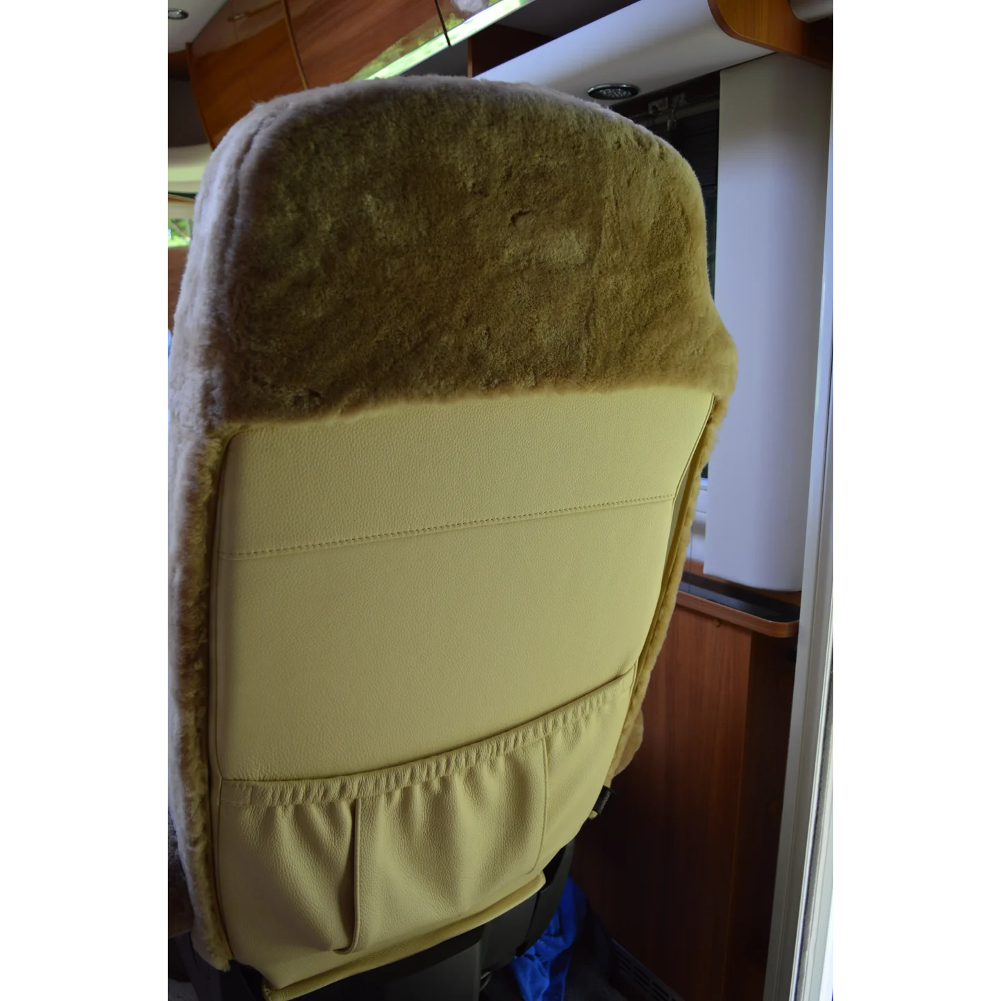 Maßgefertigter Autositzbezug aus Lammfell in Farbe Camel auf dem ISRI-Pilotensitz im Concorde Charisma Centurion Style, Rückansicht mit freier Lehnentasche