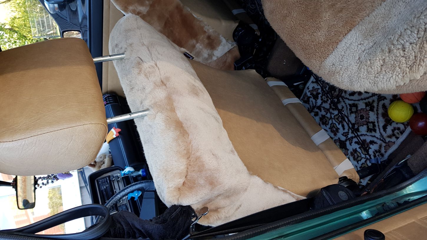 Maßgefertigter Autositzbezug aus Lammfell für VW Golf 1 in Farbe Camel, Rückansicht