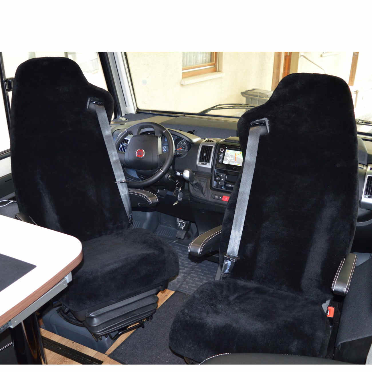 Autositzbezug aus Lammfell für einen ISRI-XLI-Sitz in Farbe Schwarz, Vorderansicht
