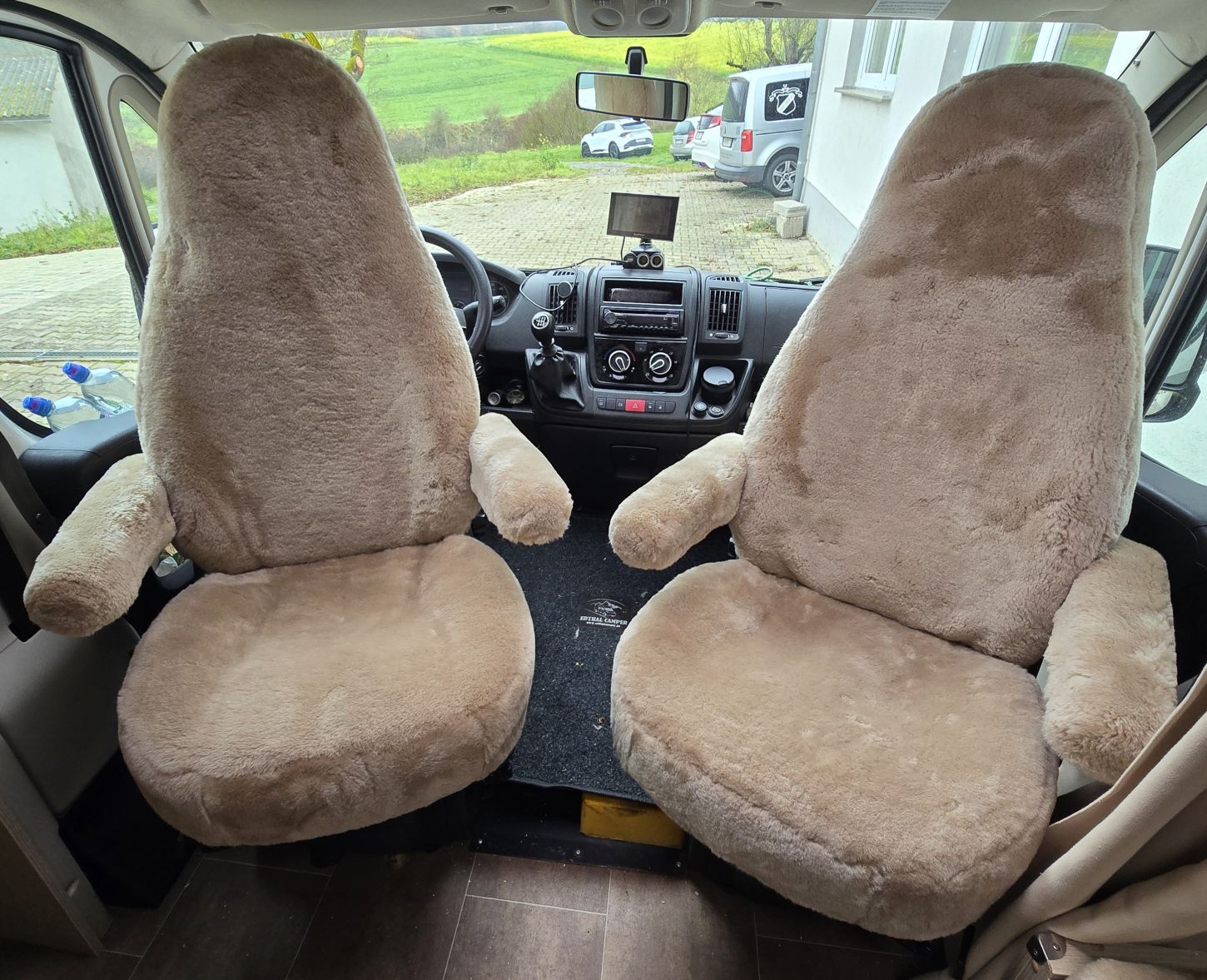Zwei Fiat-Ducato-Sitze mit Autositzbezügen aus Lammfell in Farbe Sand und Armlehnen