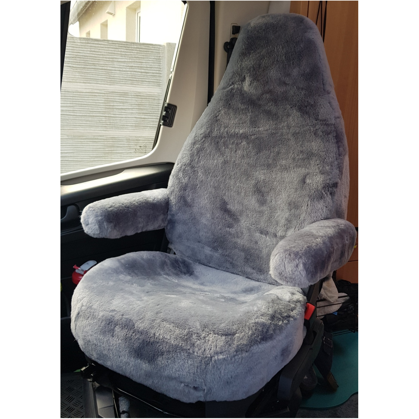 Fiat-Ducato-Einzelsitz mit Autositzbezug aus Lammfell in Farbe Silber und Armlehnen, von vorn gesehen