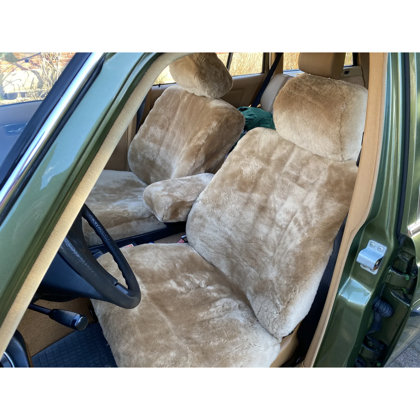 Lammfell-Maßbezug in Camel mit Kopfstützenbezug auf dem Fahrersitz eines Mercedes W123, Seitenansicht