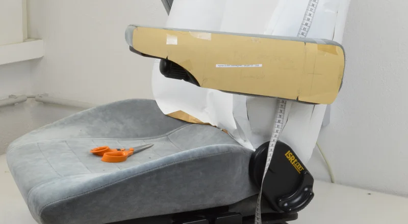 Rückenlehne eines Pilotensitzes mit Papier abgeformt, Maßband und Armlehnen-Schnitt aus Karton