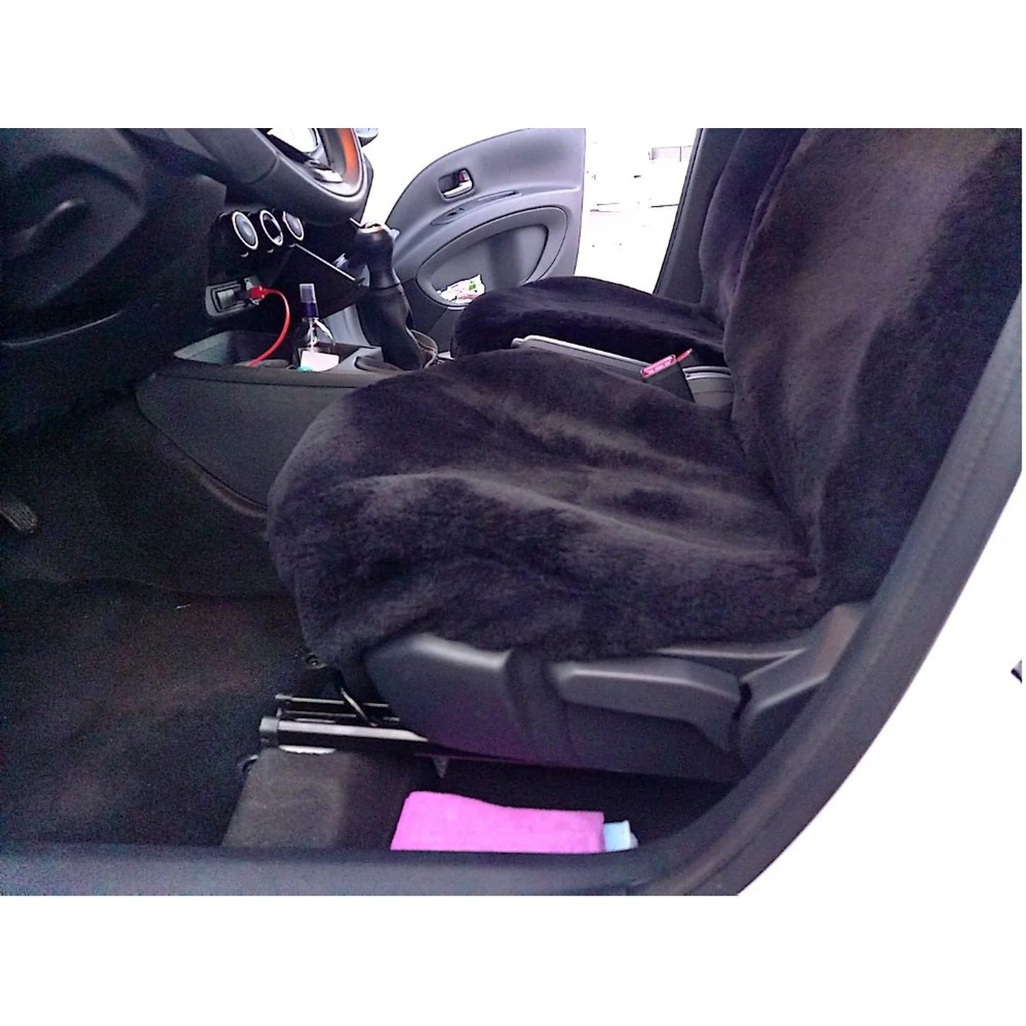Detailansicht der mit Lammfell in Farbe Schwarz maßgefertigt bezogenen Sitzfläche im Toyota Aygo X