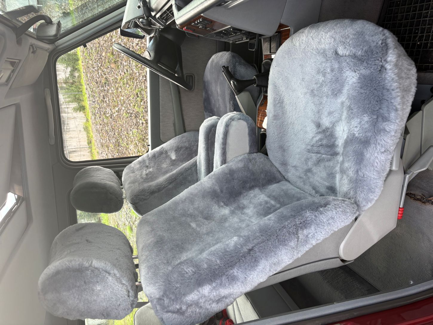 Autositzbezug aus Lammfell für Mercedes W463 G-Klasse in Farbe Silber mit bezogener Kopfstütze