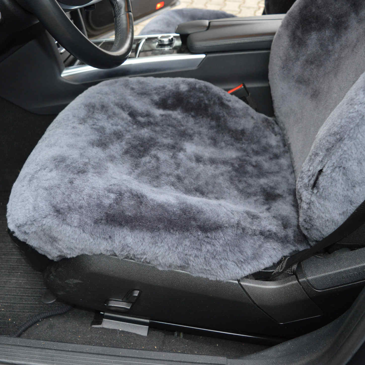 Detailansicht der Sitzfläche mit maßgefertigtem Autositzbezug aus Lammfell in Farbe Anthrazit im Mercedes E-Klasse W212