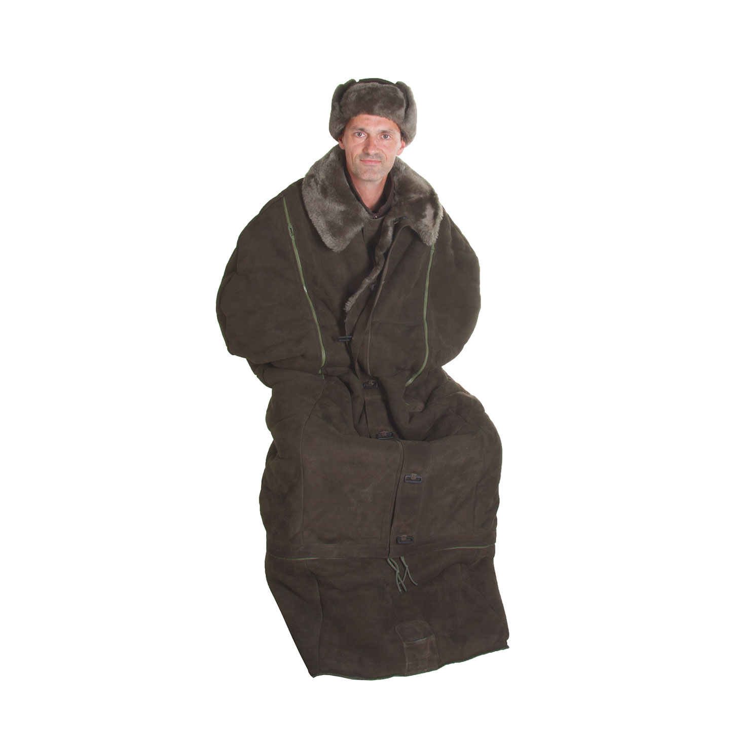 Model sitzt in Überwurf aus echtem Lammfell mit angezipptem Fusssack und hat zusätzlich noch eine Lammfellmütze auf.Vorderansicht.