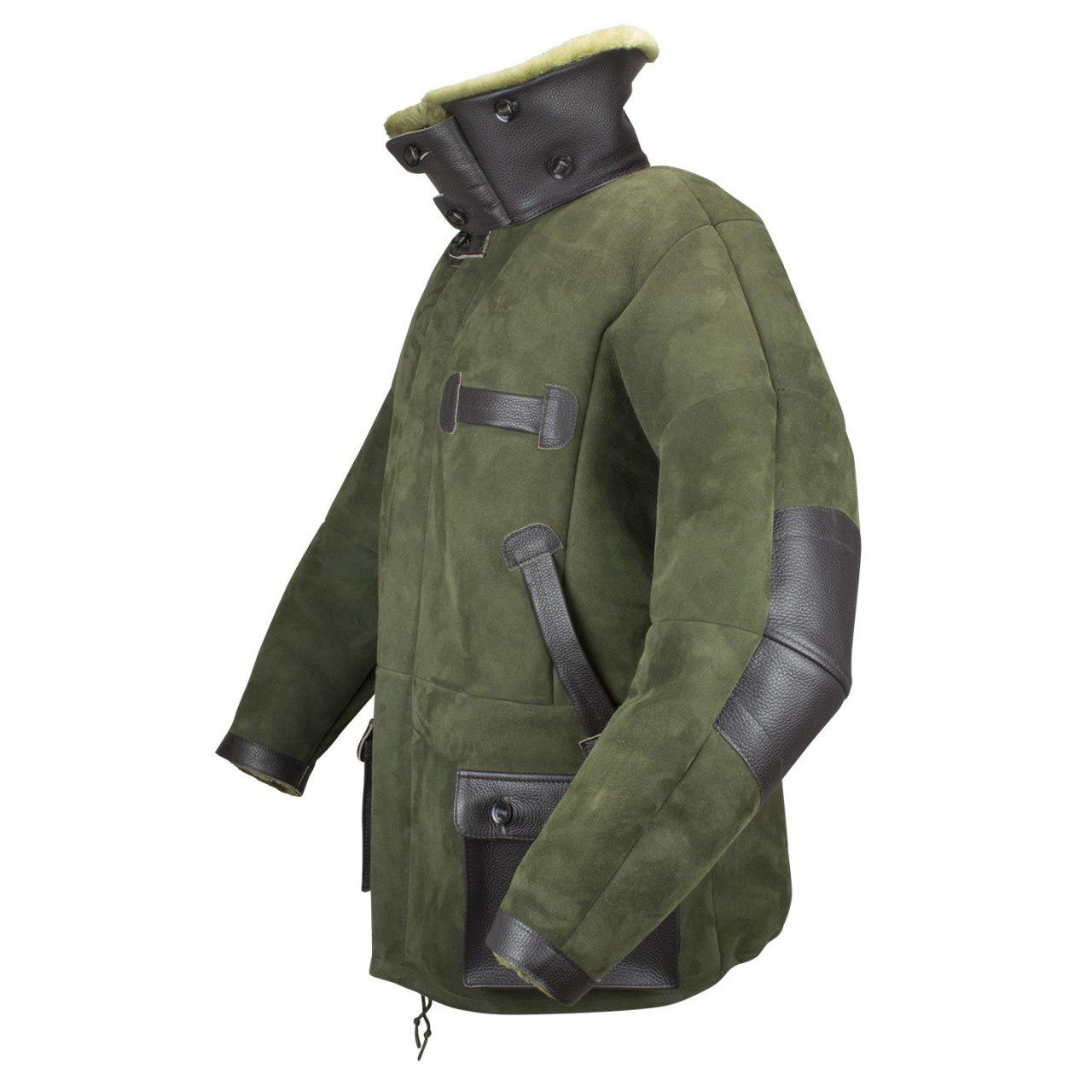 Jagdjacke Hunter, echt Lammfell, Farbe Oliv, Seitenansicht mit hochgestelltem Kragen