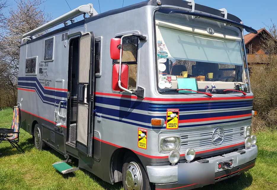 Mercedes-Oldtimer-Wohnmobil von außen