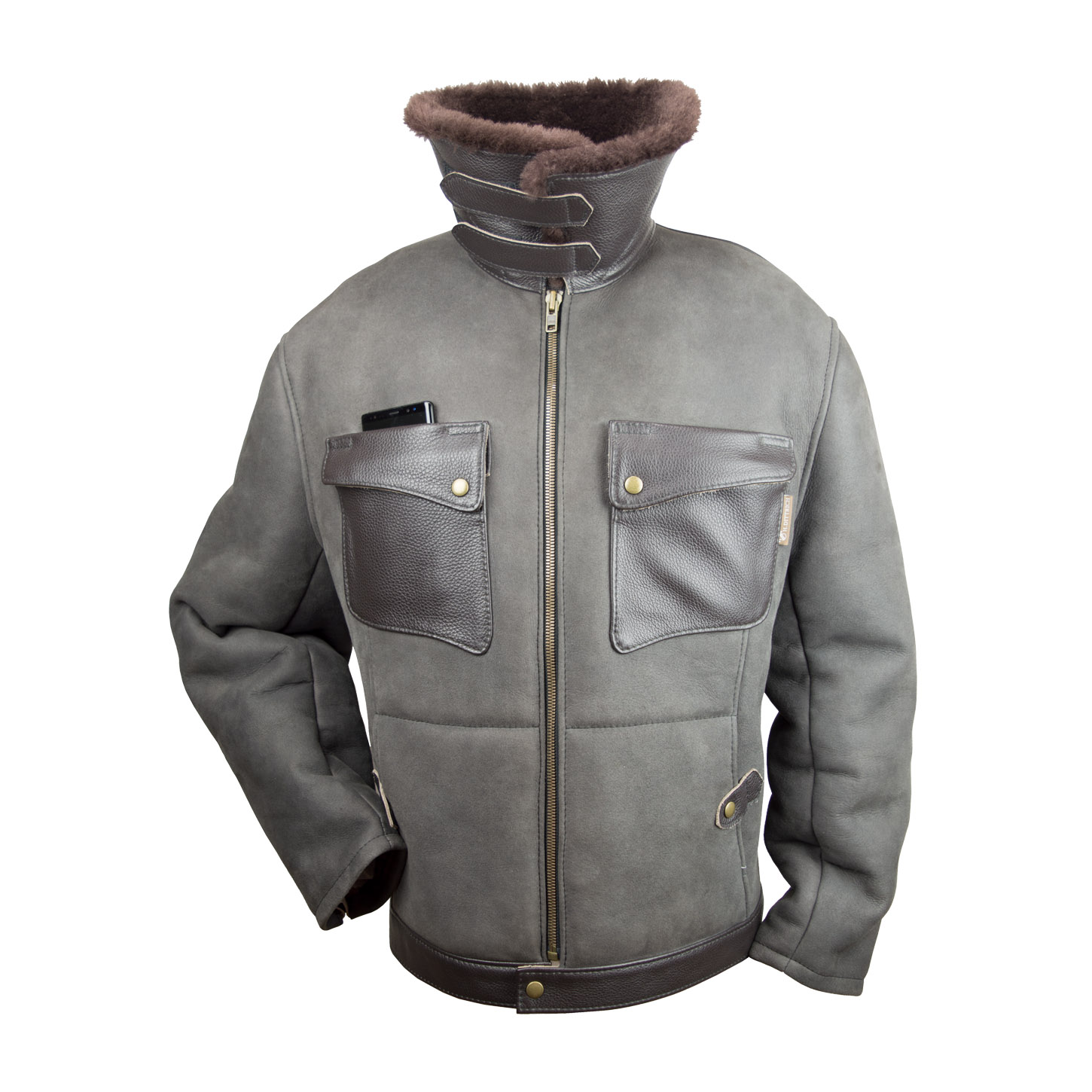 Pilotenjacke / Fliegerjacke aus echtem Lammfell in der Farbe Anthrazit. In einer der beiden aufgesetzten Brusttaschen ist ein dort eingeschobenenes Handy zu sehen, Vorderansicht mit hochgestelltem Kragen