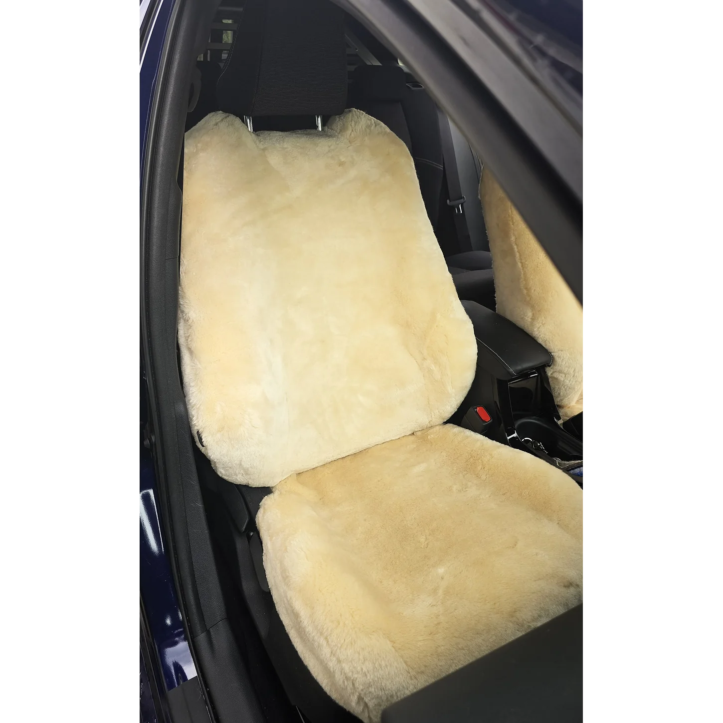 Maßgefertigter Autositzbezug aus Lammfell für den Beifahrersitz des Suzuki Swace in Farbe Sekt, Vorderansicht