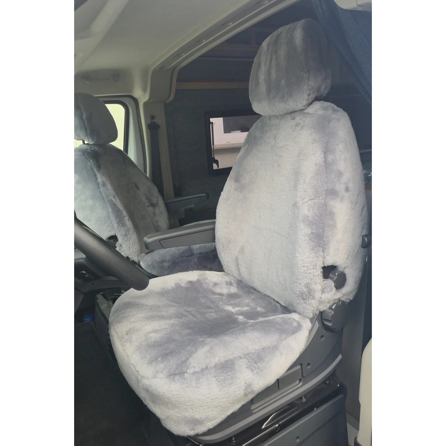 Maßgefertigter Autositzbezug aus Lammfell mit Bezug für die separate Kopfstütze für Fiat Ducato ab 2015 in Farbe Silber in Seitenansicht, mit Ausschnitt für die Armlehne