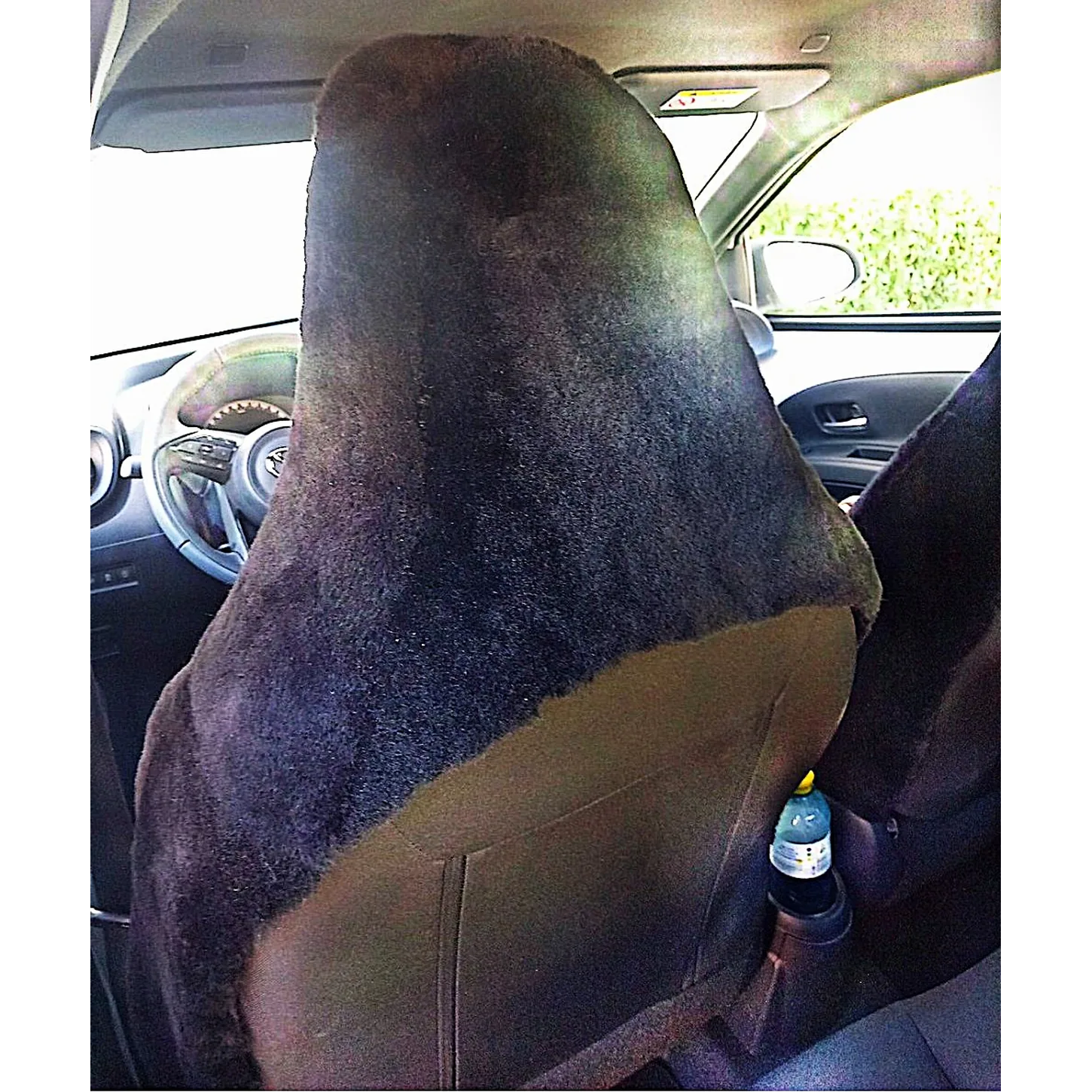 Maßgefertigter Autositzbezug aus Lammfell für Toyota Aygo X in Farbe Schwarz, Rückansicht