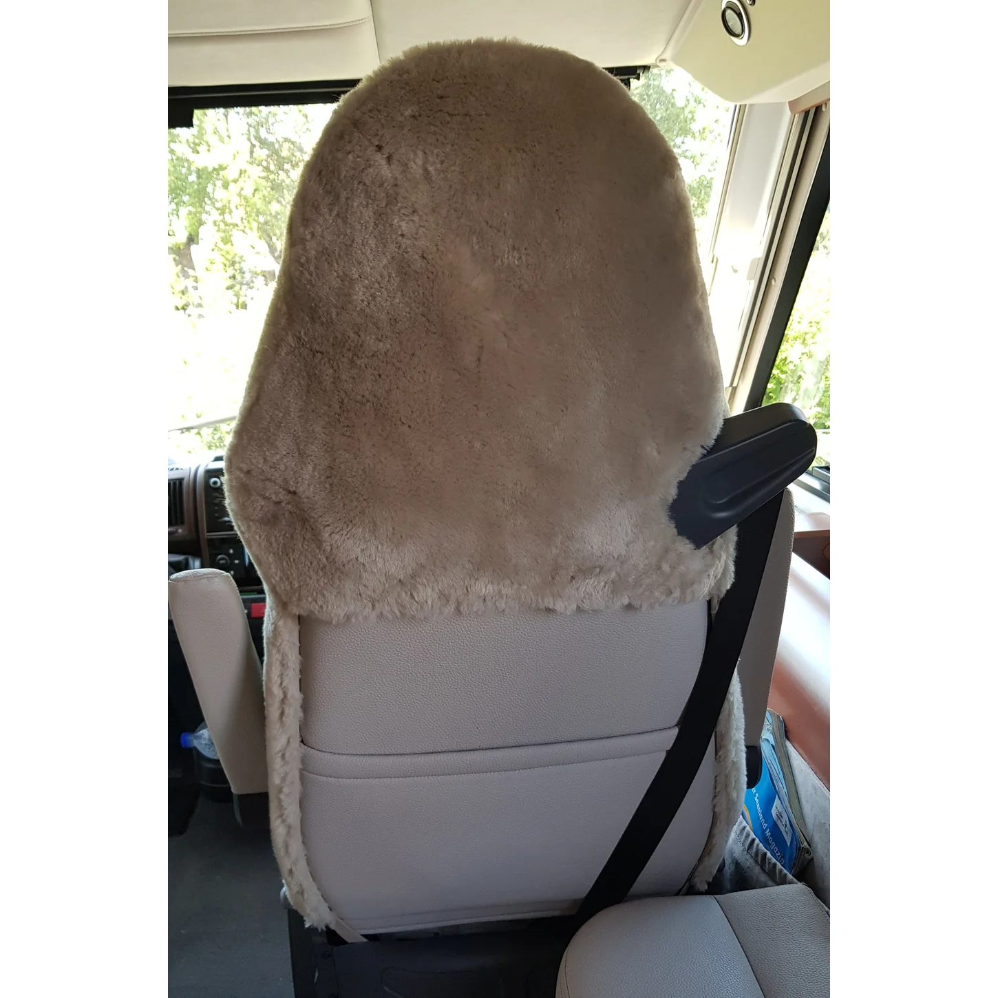 Maßgefertigter Autositzbezug aus Lammfell in Farbe Camel auf dem FASP-Pilotensitz Serie 635 in Rückansicht, mit integriertem Sicherheitsgurt, z. B. im Mobilvetta K-Yacht 80, Roller Team Pegaso 740 oder Arca Europa H 640