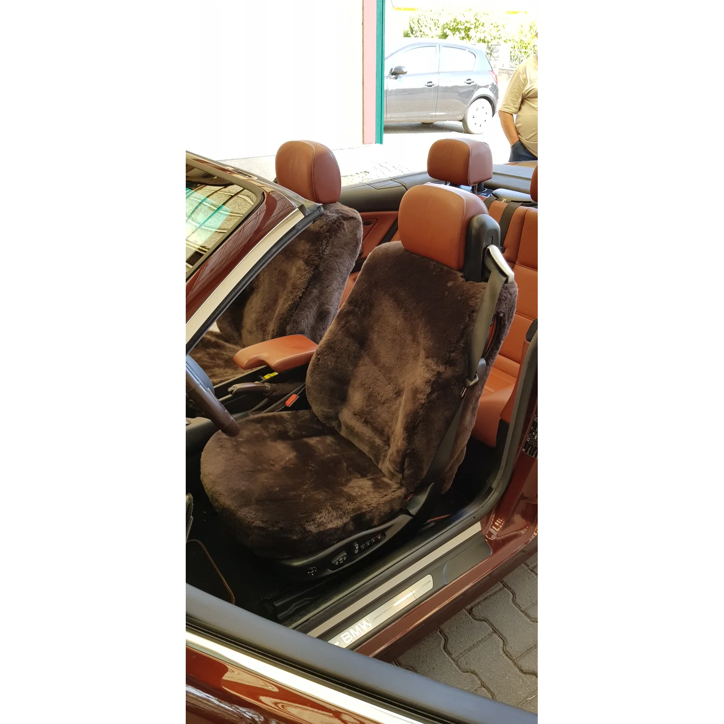 Autositzbezug aus Lammfell für den Fahrersitz des BMW E46 Cabrio in Farbe Mocca in Vorderansicht