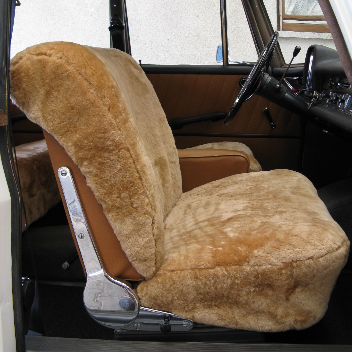 Autositzbezug aus Lammfell für Mercedes W110 in Farbe Camel, Fahrersitz in Seitenansicht