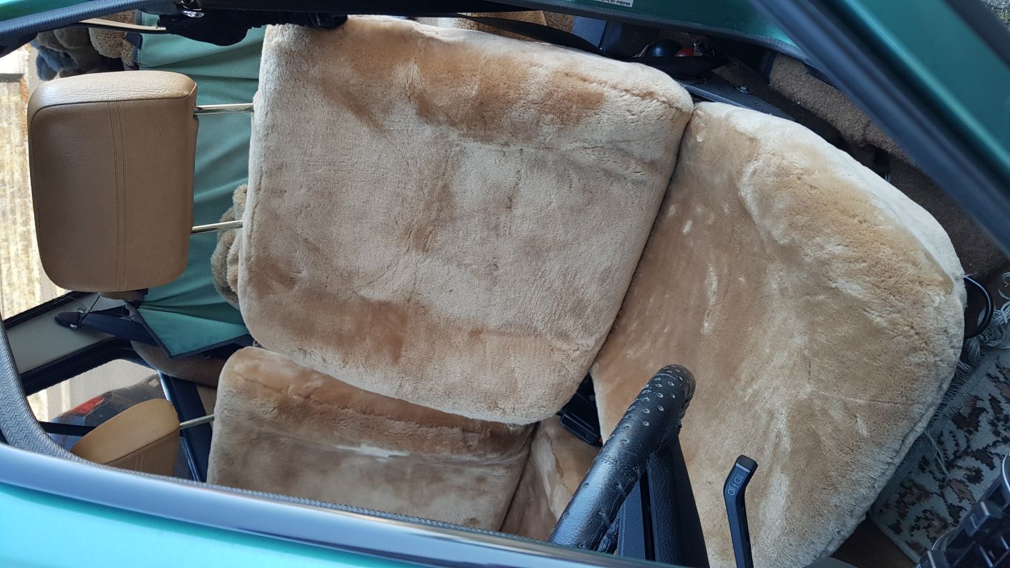 Maßgefertigter Autositzbezug aus Lammfell für VW Golf 1 in Farbe Camel
