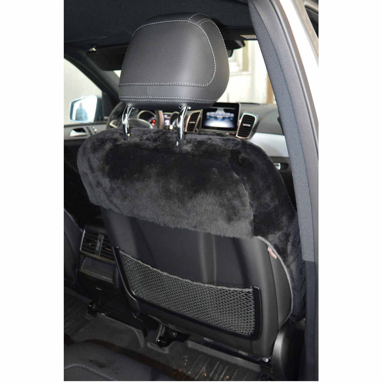 Maßgefertigter Autositzbezug aus Lammfell für Mercedes W166 GLE in Farbe Schwarz, Rückansicht