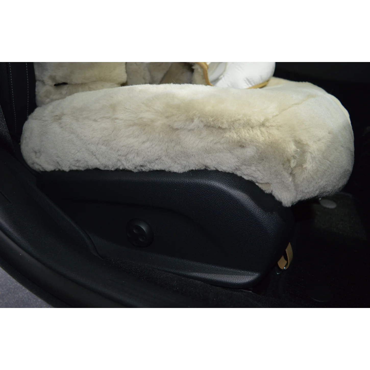 Detailansicht der mit Lammfell in Farbe Sekt bezogenen Sitzfläche im Mercedes C-Klasse W205
