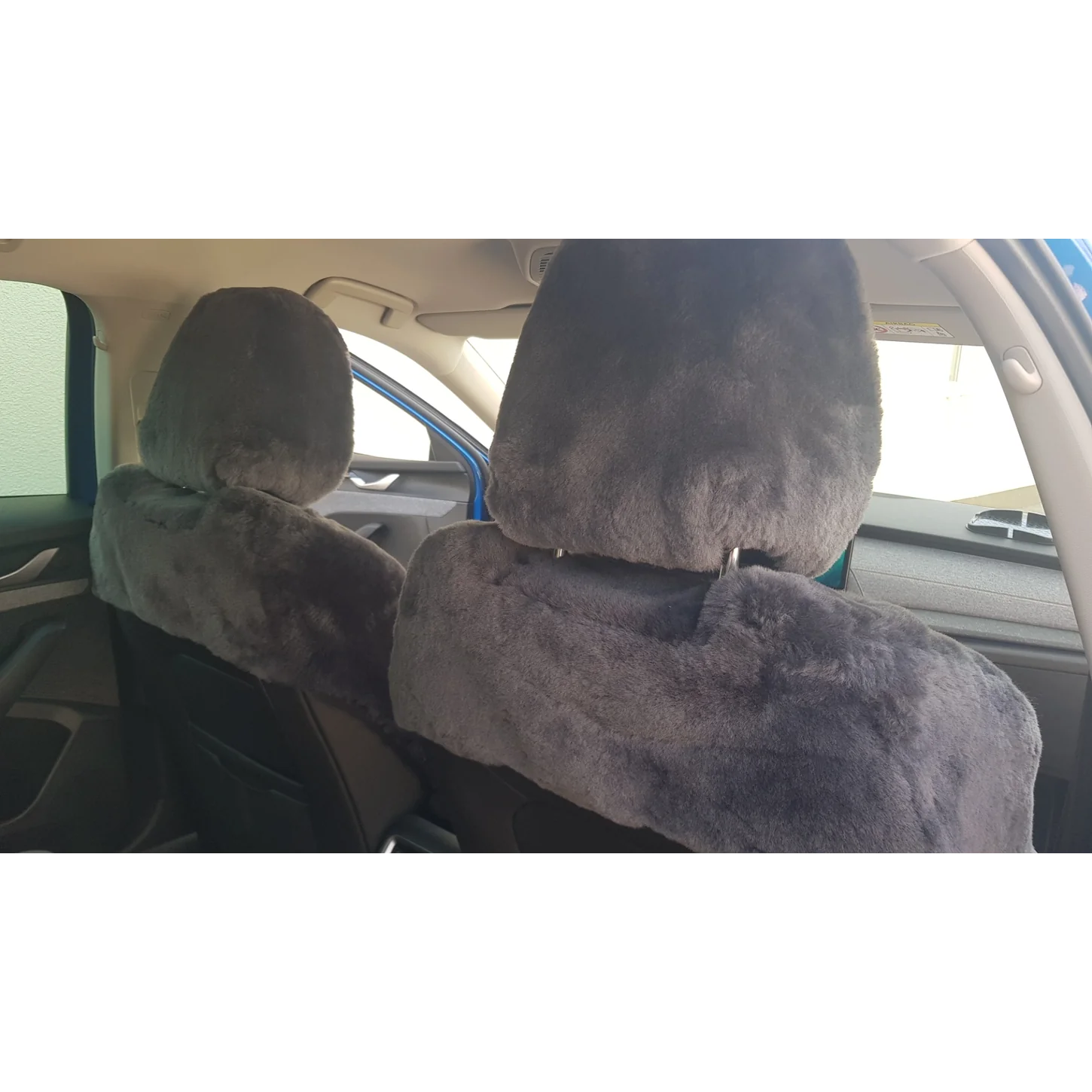 Maßgefertigter Autositzbezug aus Lammfell für Skoda Octavia IV in Farbe Anthrazit auf Fahrer- und Beifahrersitz mit bezogenen Kopfstützen in Rückansicht