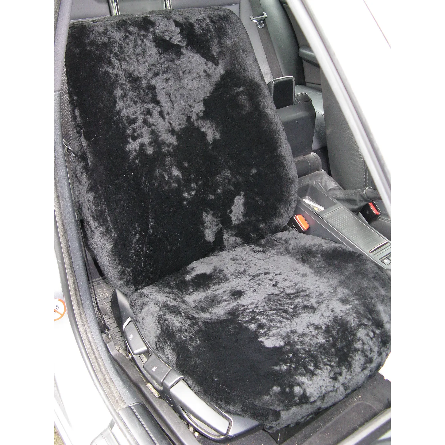 Autositzbezug aus Lammfell für BMW E46 in Farbe Schwarz in Vorderansicht