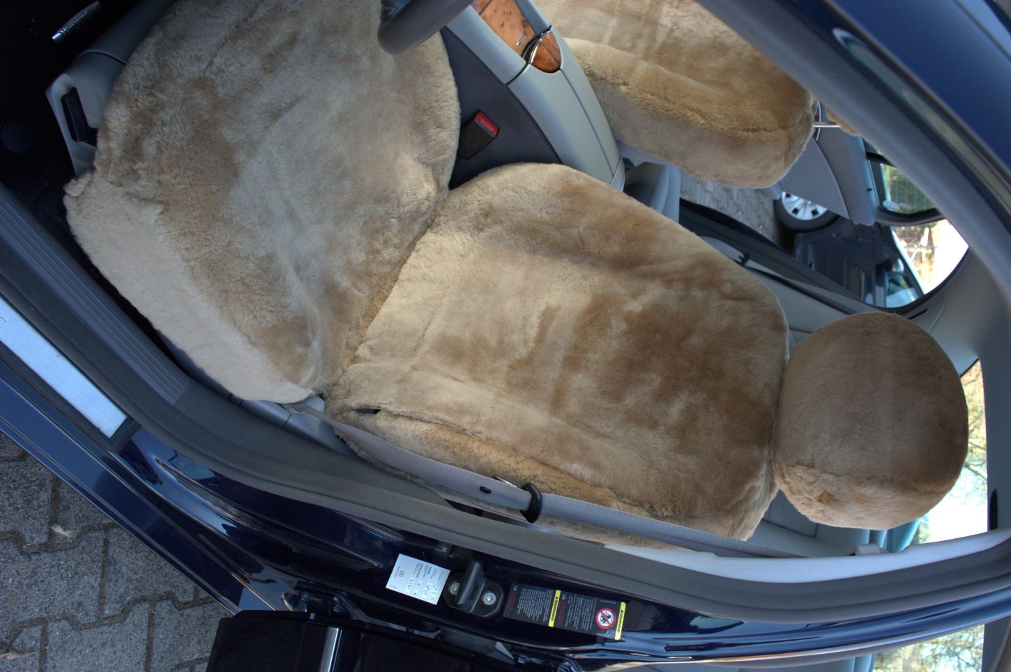 Maßgefertigter Autositzbezug aus Lammfell für Mercedes W211 E-Klasse in Farbe Camel mit bezogener Kopfstütze