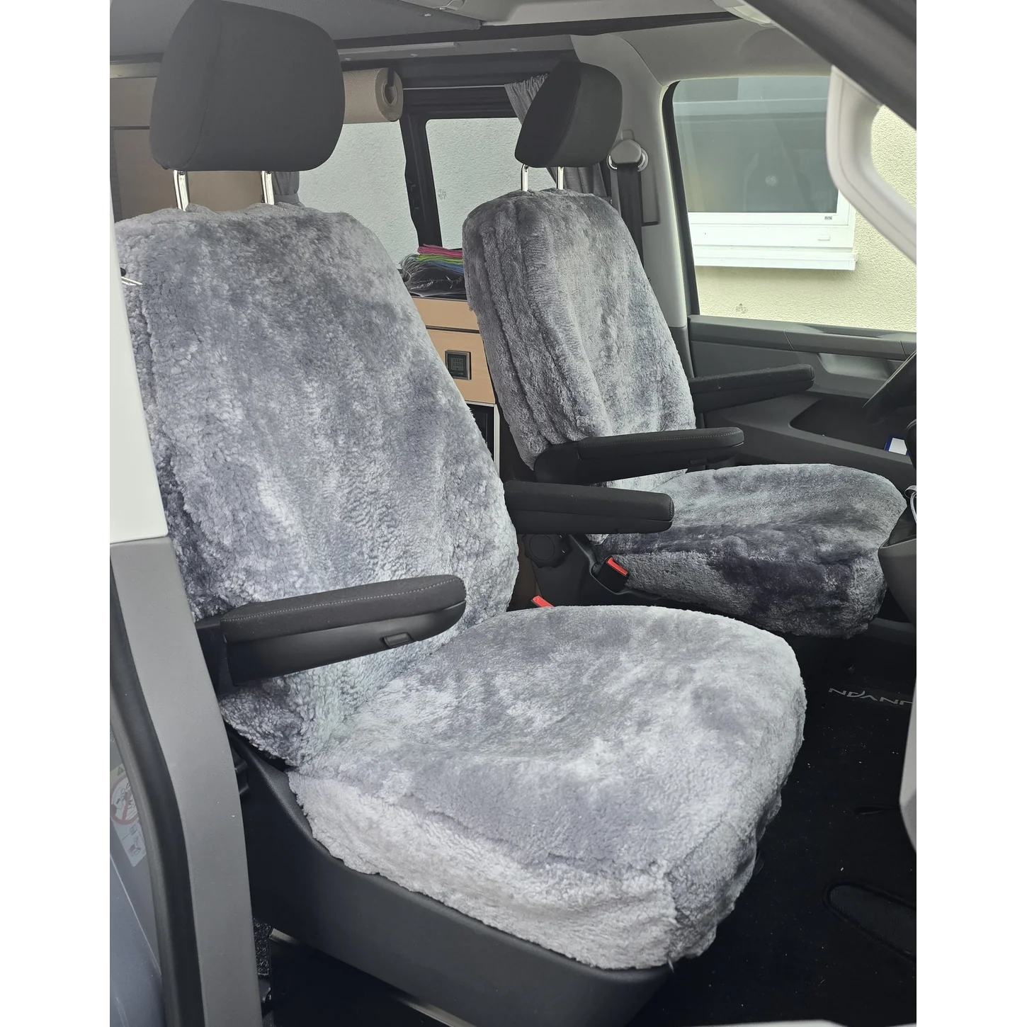 Maßgefertigte Autositzbezüge aus Lammfell für VW T6/T6.1 in Farbe Silber auf Fahrer- und Beifahrersitz mit Armlehnen