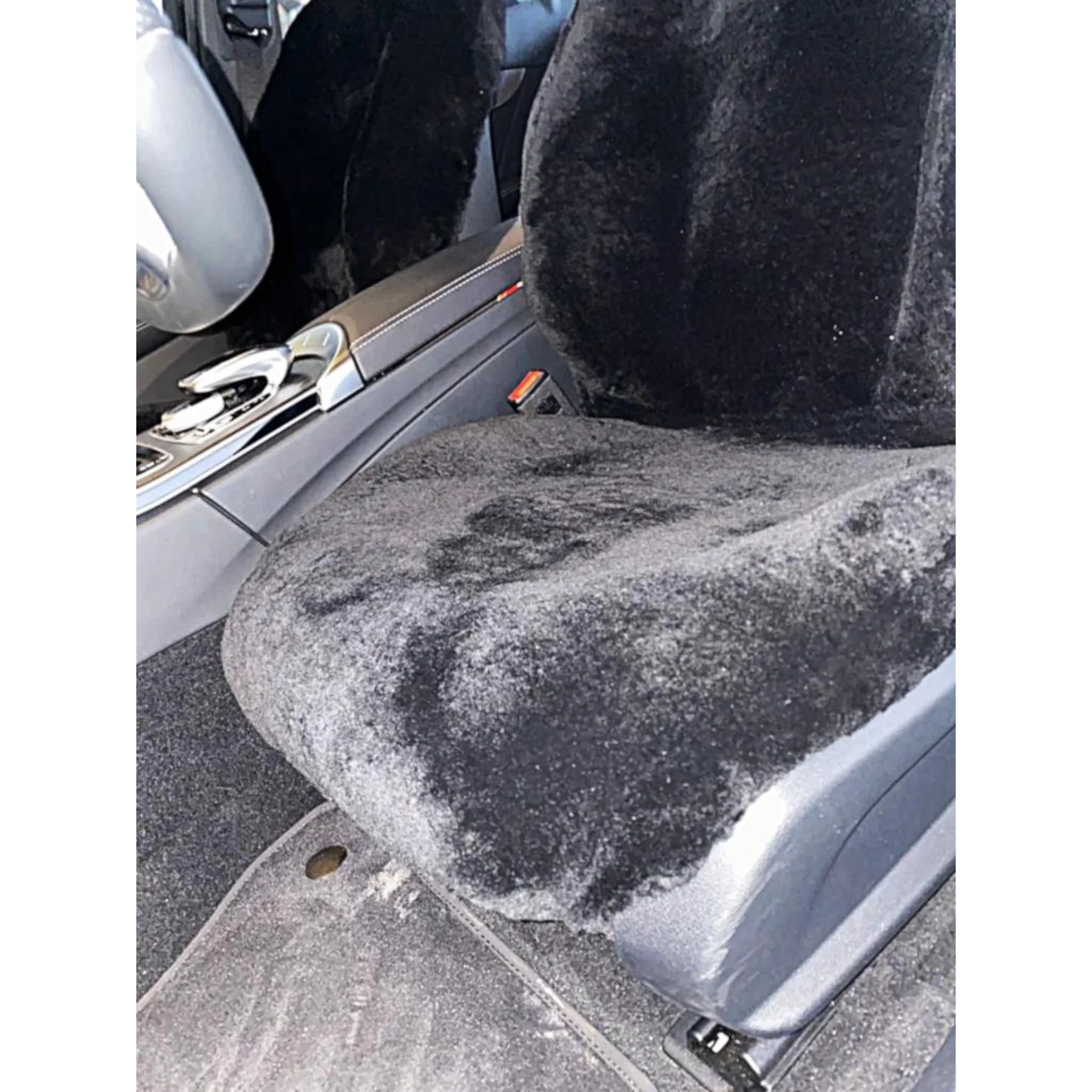 Maßgefertigter Autositzbezug aus Lammfell für Mercedes C-Klasse W205 in Farbe Schwarz in Seitenansicht