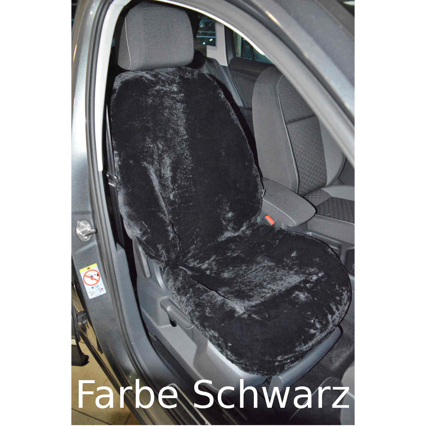 Autositzbezug aus Lammfell für VW Tiguan in Farbe Schwarz in Vorderansicht mit eingeblendetem Farbnamen