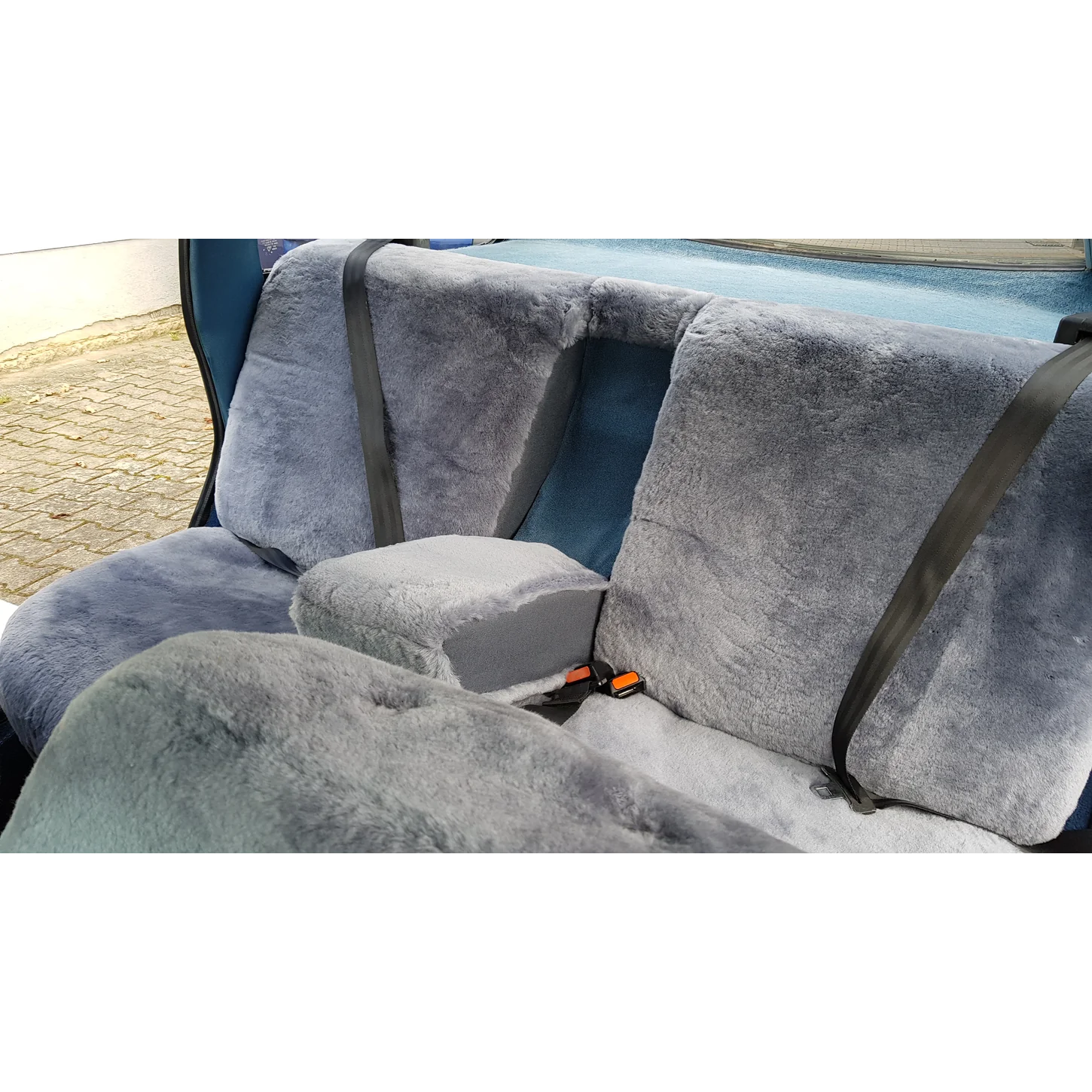 Maßgefertigter Autositzbezug aus Lammfell für die Rückbank des Citroen CX in Farbe Silber mit ausgeklappter, bezogener Mittelarmlehne
