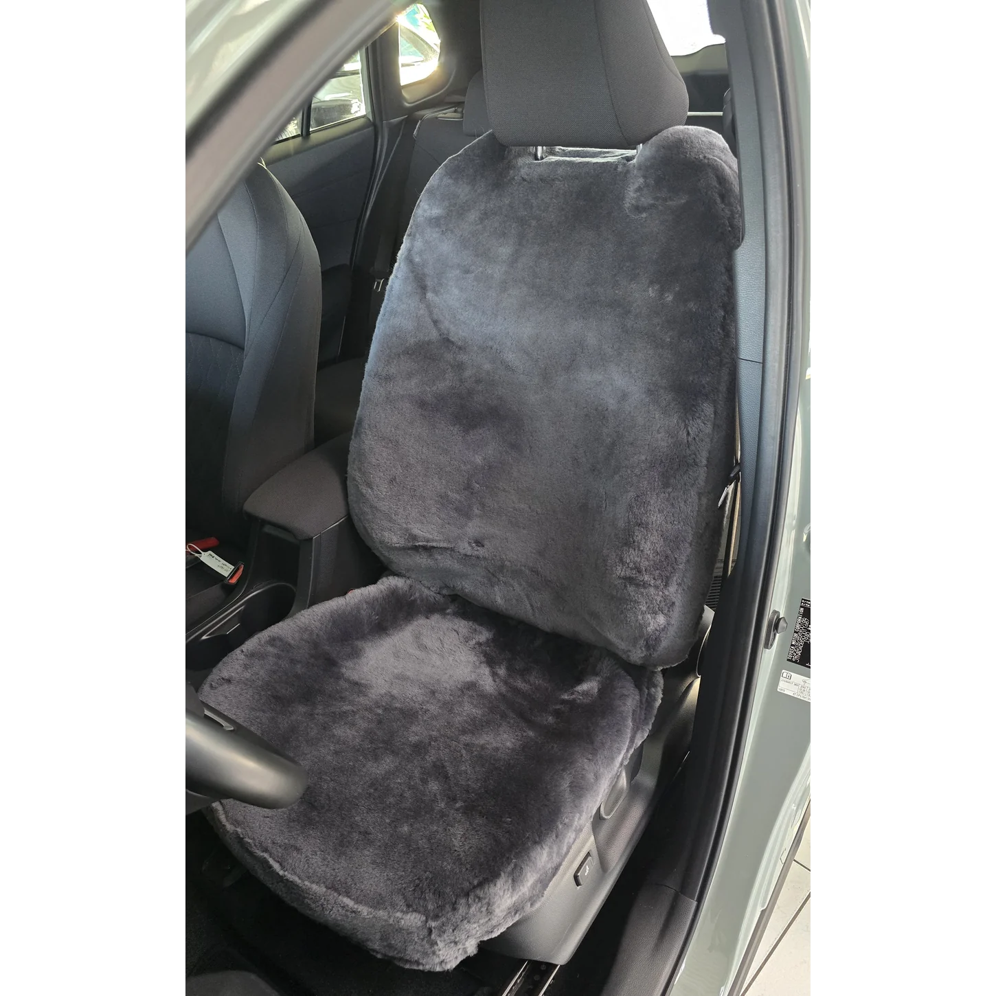 Maßgefertigter Autositzbezug aus Lammfell für den Fahrersitz des Toyota Corolla E210 in Farbe Anthrazit, Vorderansicht