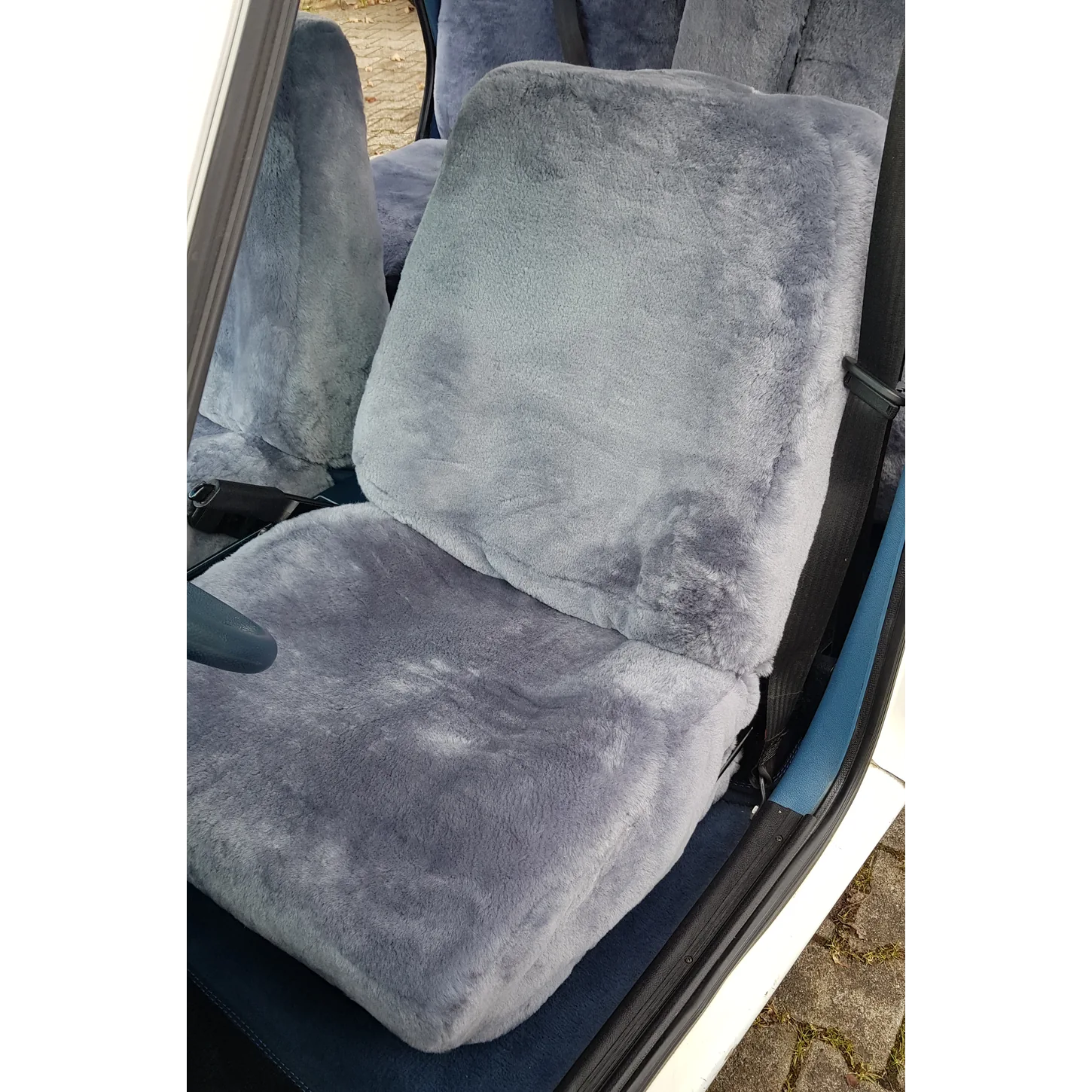 Maßgefertigter Autositzbezug aus Lammfell für den Fahrersitz des Citroen CX in Farbe Silber, Vorderansicht