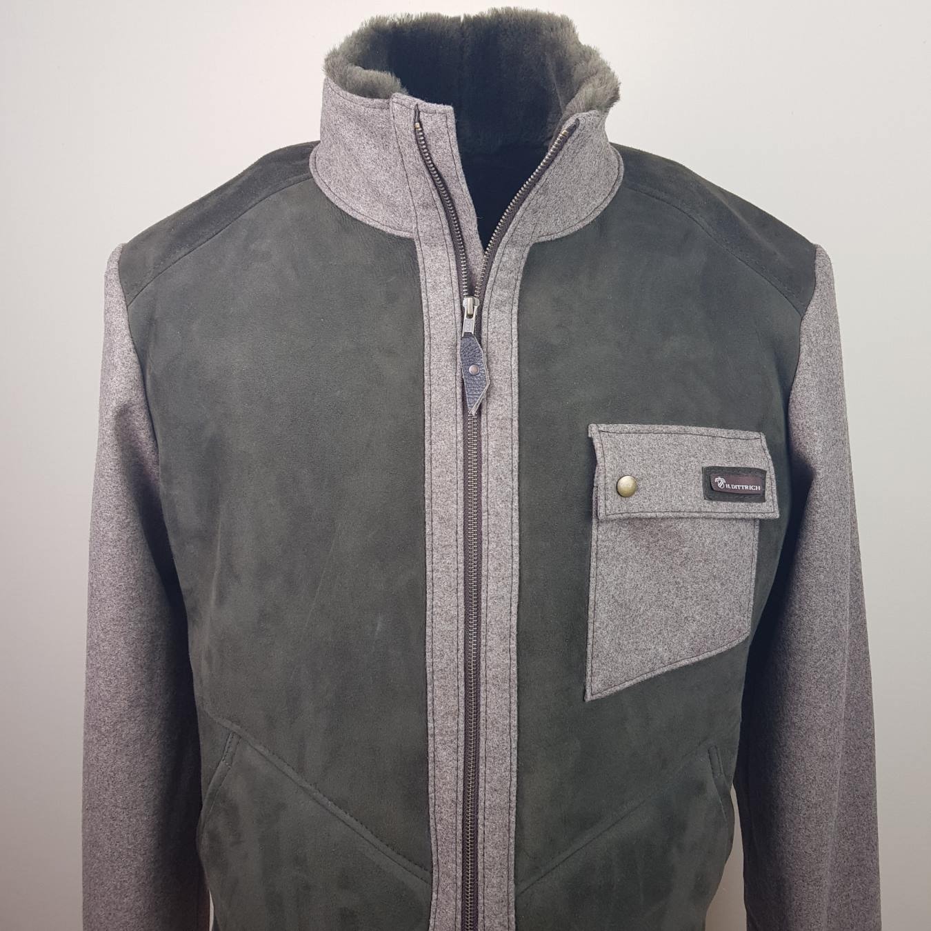 Lammfelljacke Zürich mit Ärmeln aus Loden für Herren, Detailansicht aufgesetzte Brusttasche außen