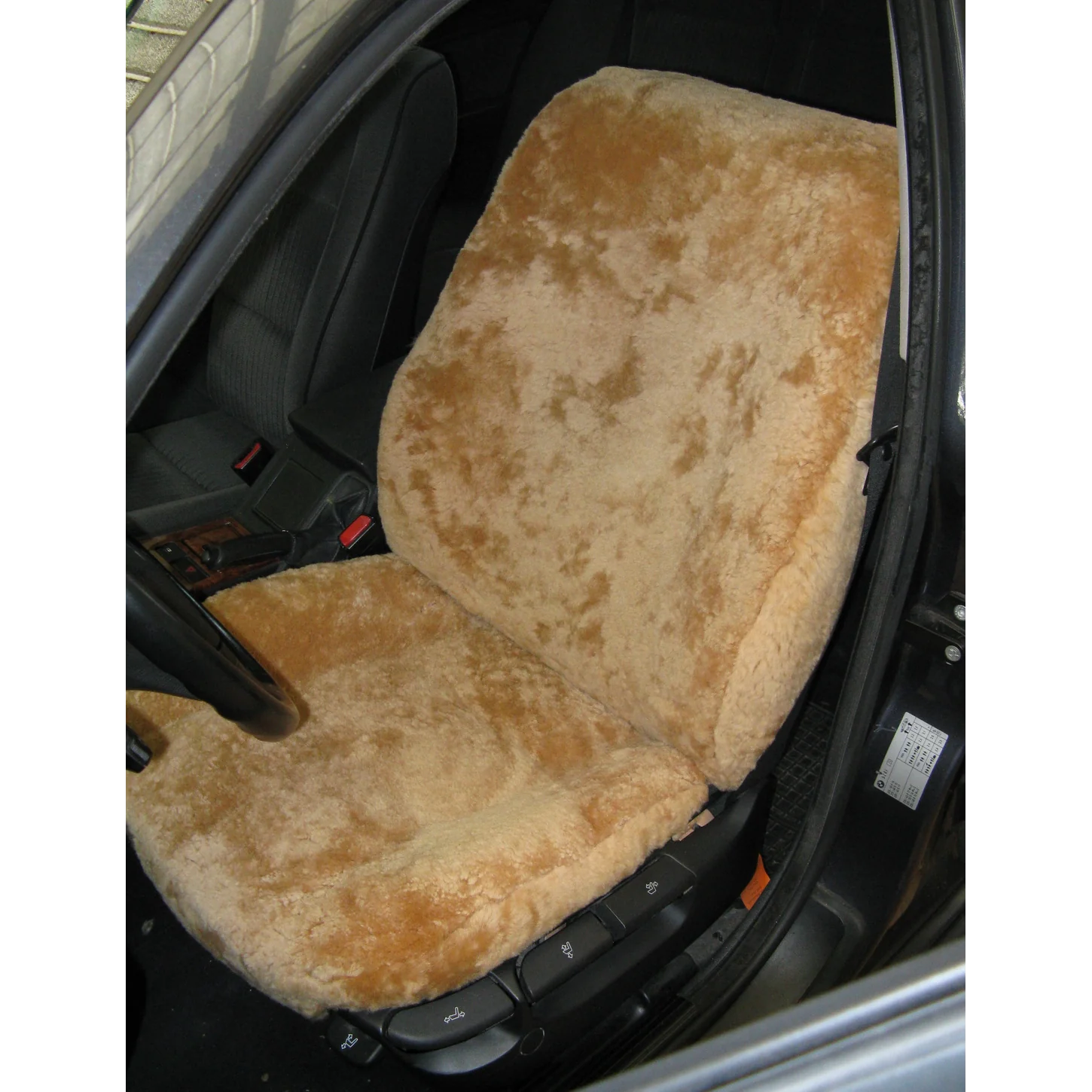 Autositzbezug aus Lammfell für BMW E39 in Farbe Camel in Vorderansicht