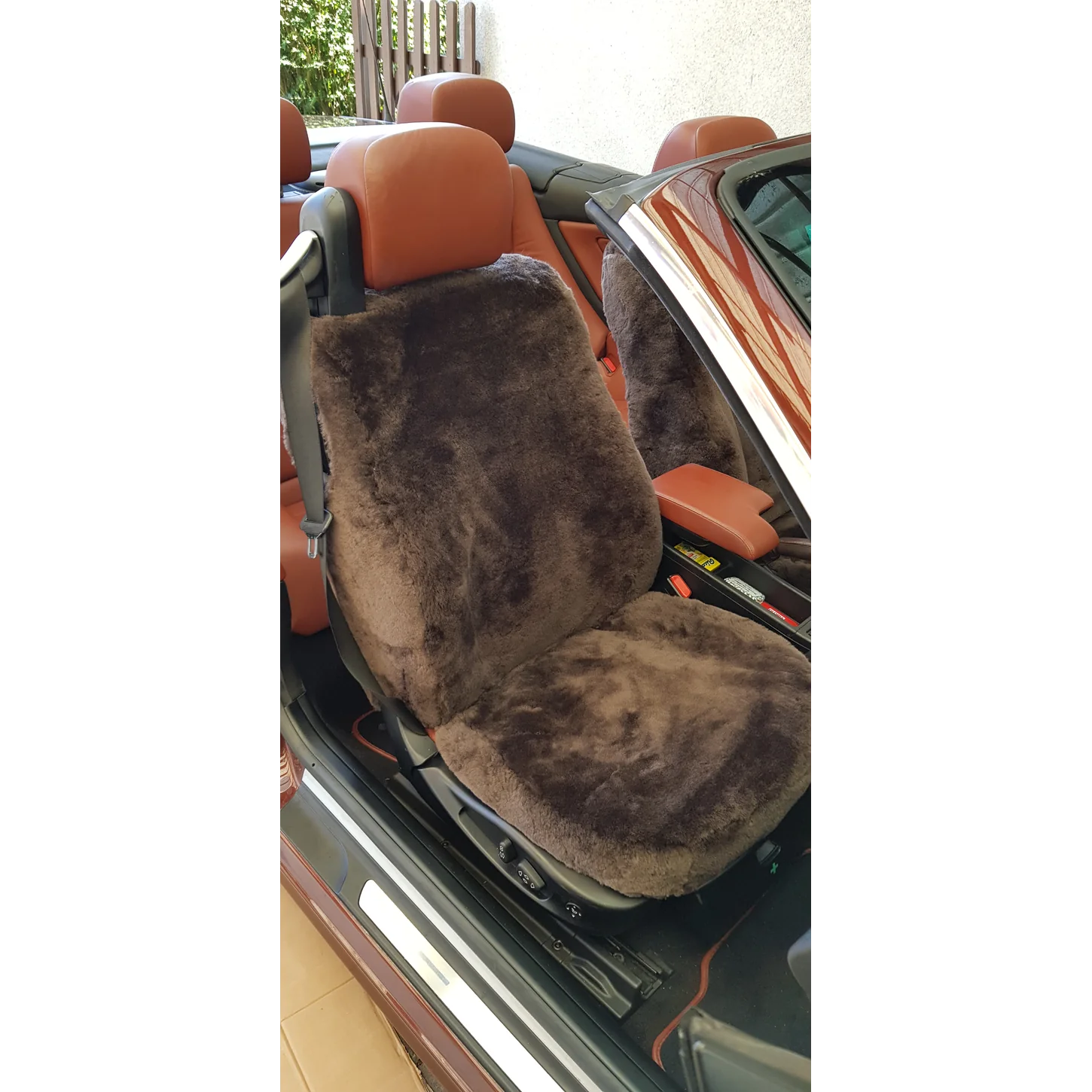 Autositzbezug aus Lammfell für den Beifahrersitz des BMW E46 Cabrio in Farbe Mocca in Vorderansicht