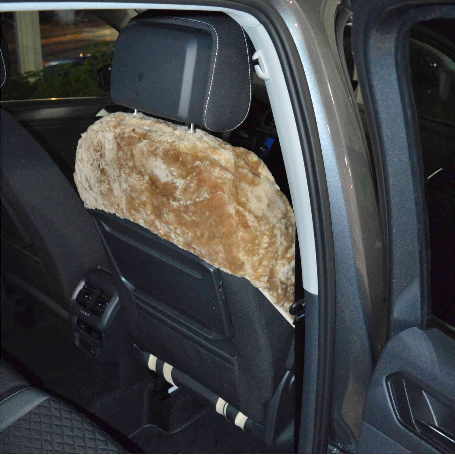 Autositzbezug aus Lammfell für VW Tiguan in Farbe Camel in Rückansicht