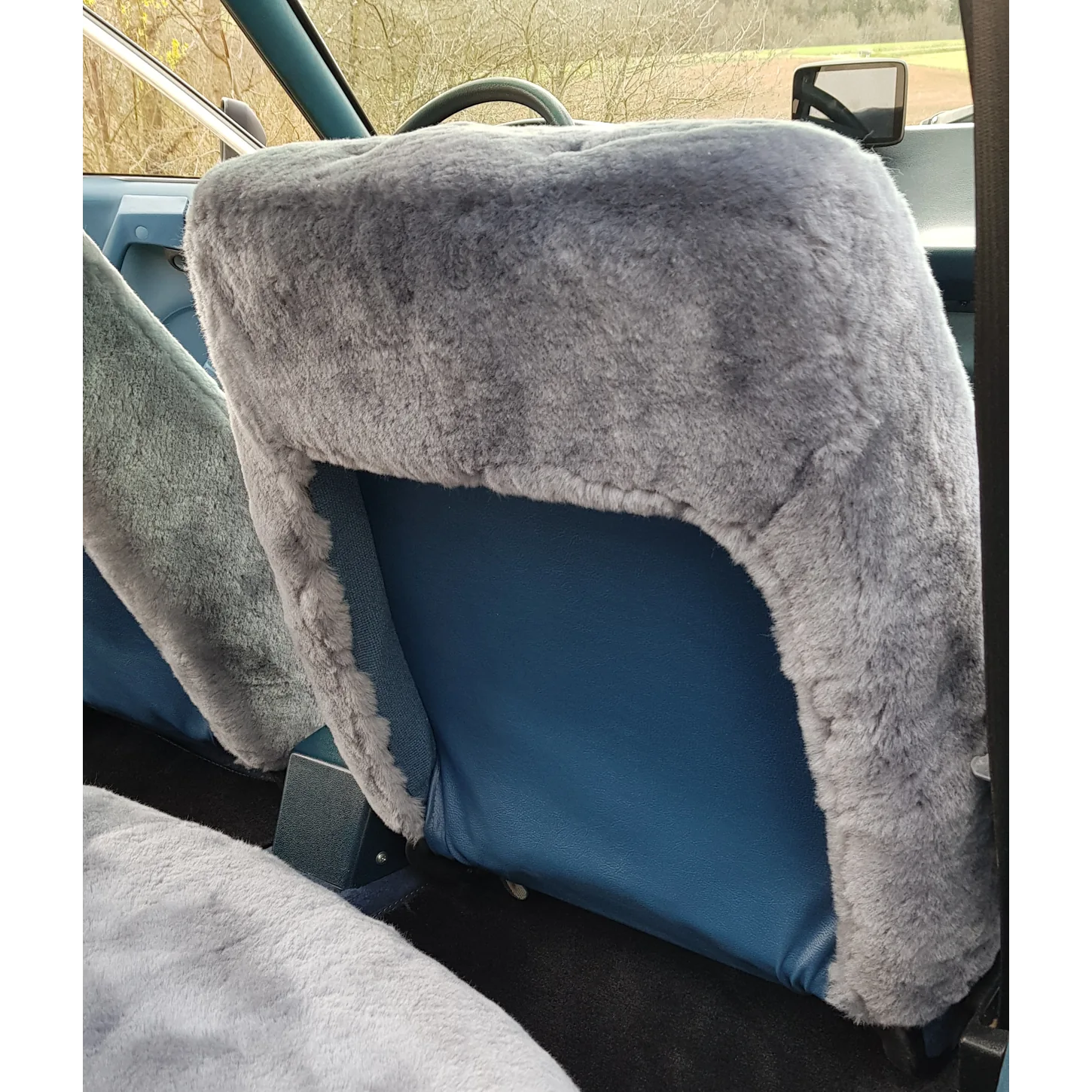 Maßgefertigter Autositzbezug aus Lammfell für Citroen CX in Farbe Silber, Rückansicht der Vordersitzlehne