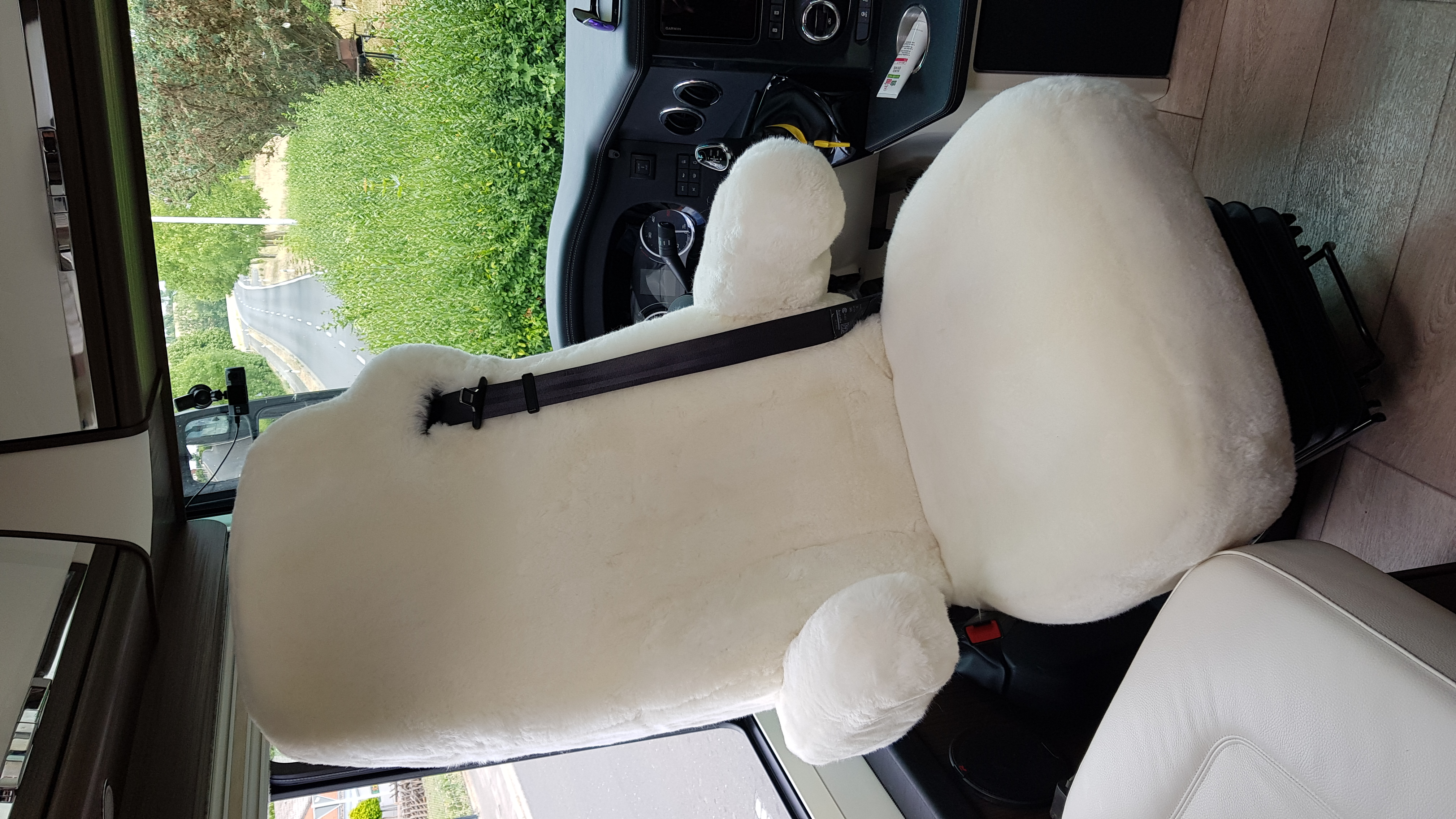 Einzelsitz im Morelo-Wohnmobil mit Autositzbezug aus Lammfell in Farbe Weiß und Armlehnen
