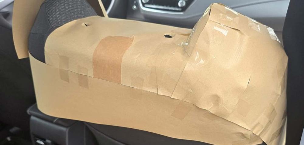 Maßbezug: Abnahme der Rückenlehne mit den Höckern neben der Kopfstütze